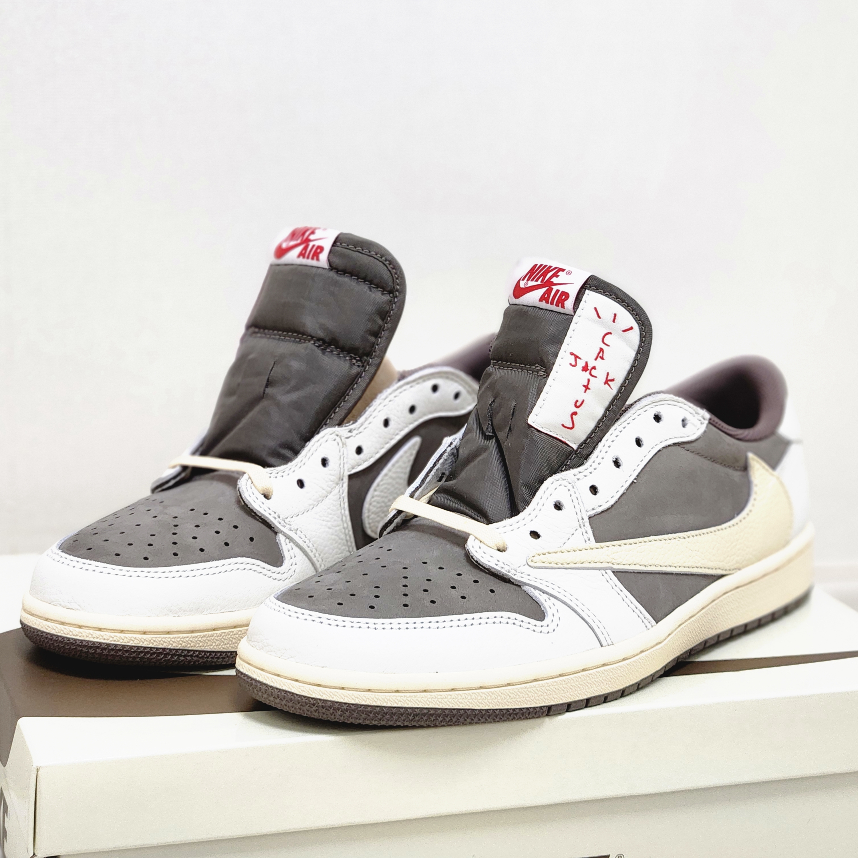 Jordan 1 x Travis Scott Retro Low OG SP Sail and Ridgerock 착용 스타일 - 2