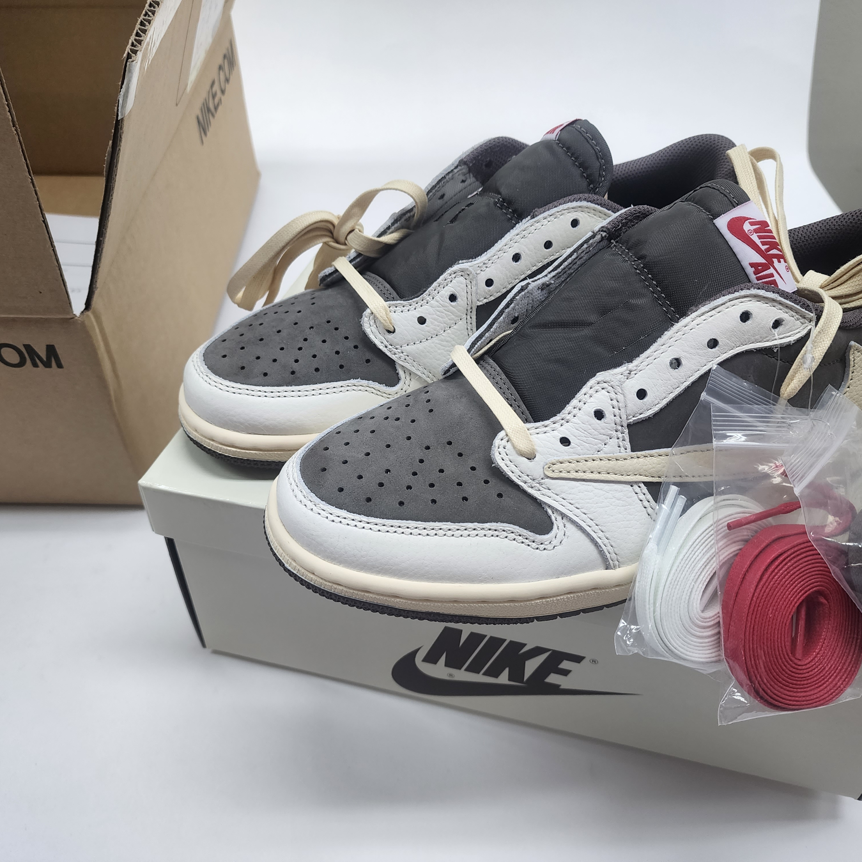 Jordan 1 x Travis Scott Retro Low OG SP Sail and Ridgerock 착용 스타일 - 2