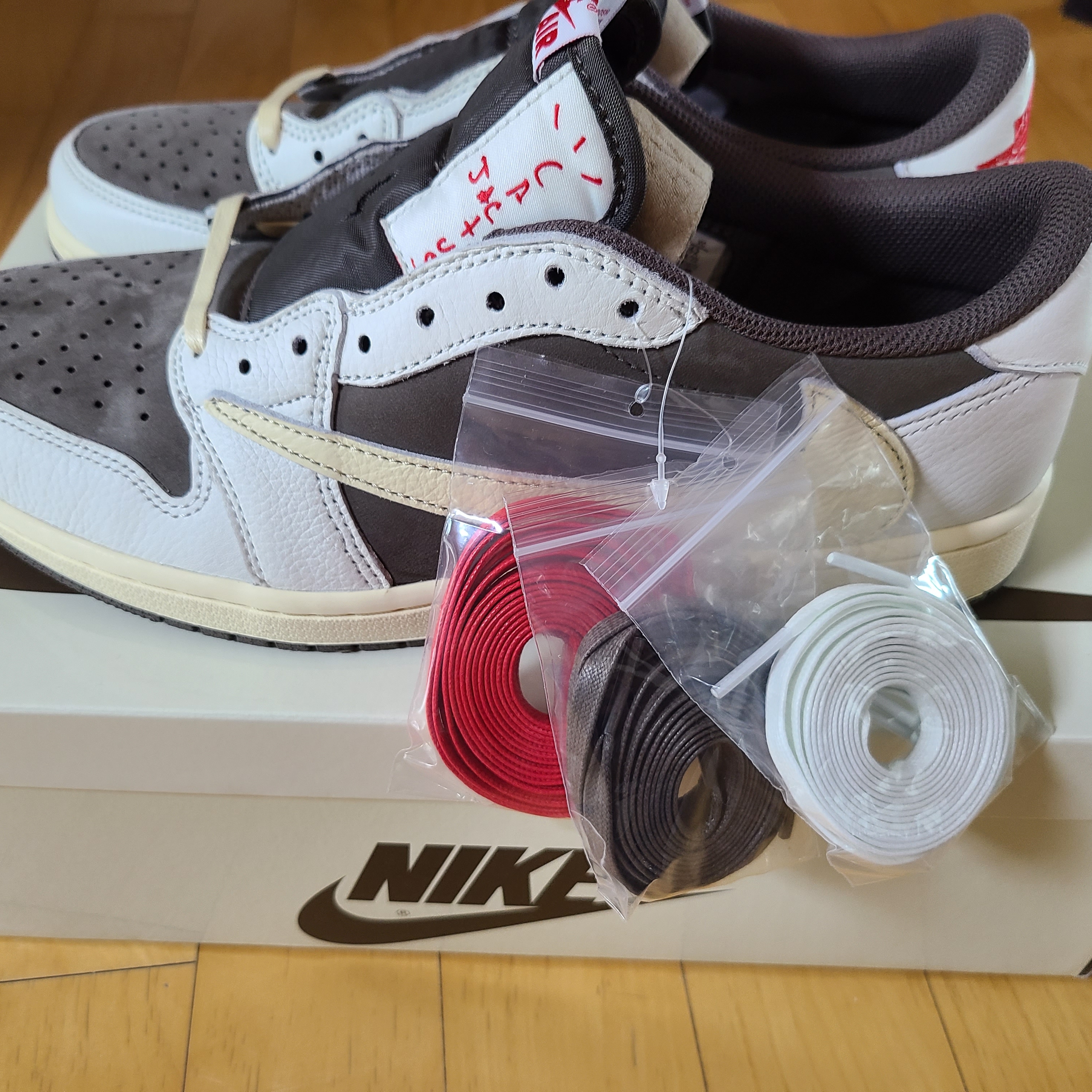 Jordan 1 x Travis Scott Retro Low OG SP Sail and Ridgerock 착용 스타일 - 1