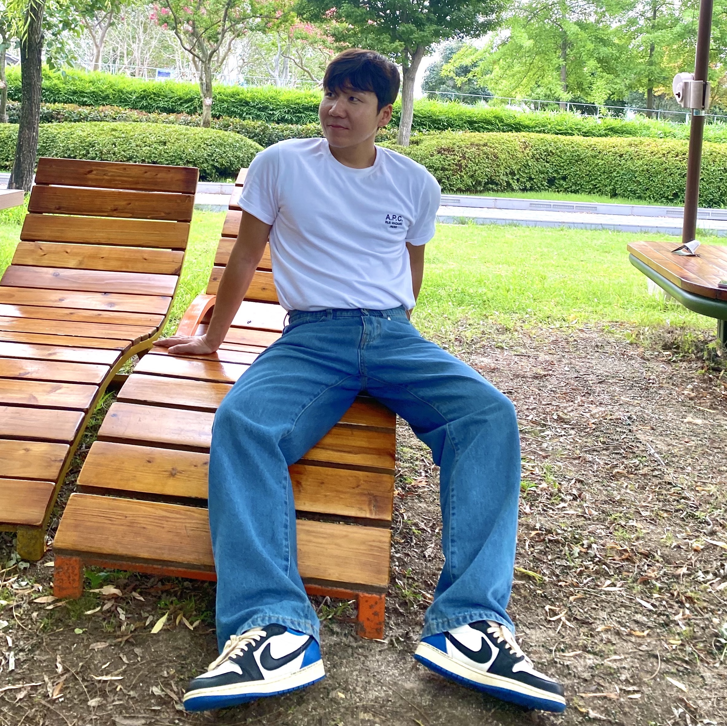 Jordan 1 x Travis Scott x Fragment Retro Low OG SP Military Blue, A.P.C. Raymond T-Shirt White 착용 스타일