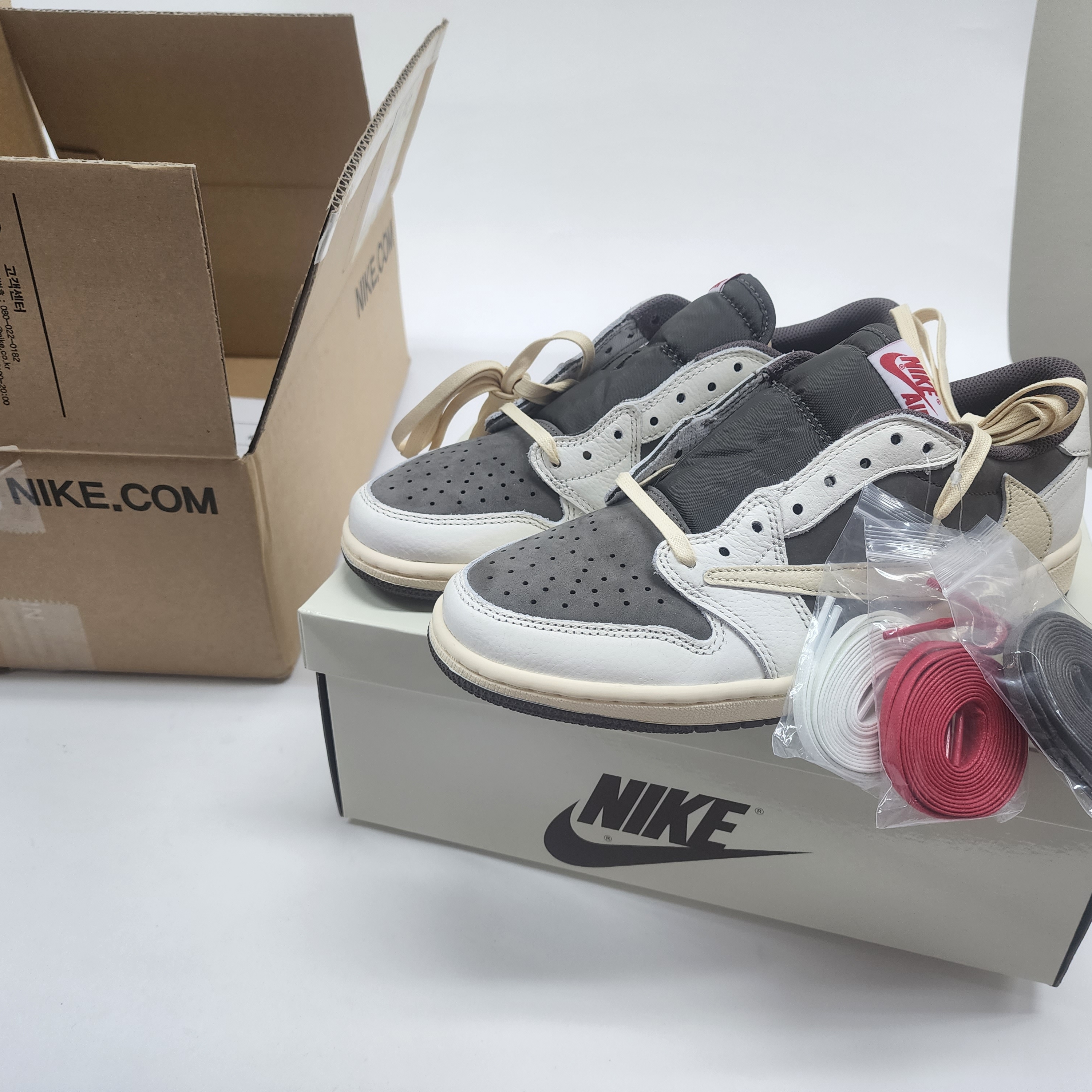 Jordan 1 x Travis Scott Retro Low OG SP Sail and Ridgerock 착용 스타일 - 1