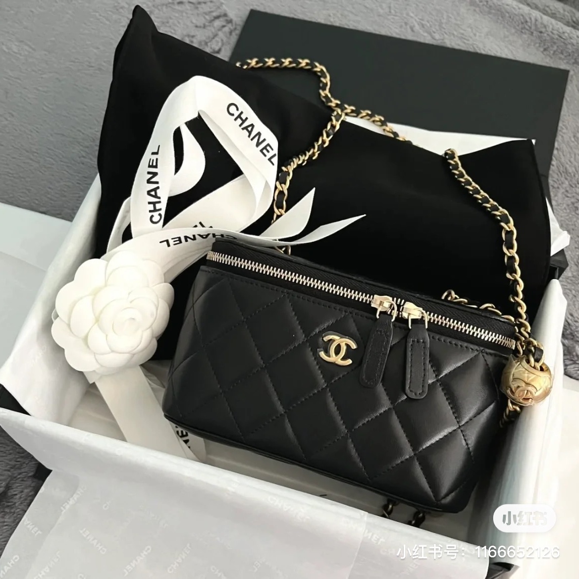 Chanel Clutch With Chain Lambskin & Gold Black 착용 스타일 - 3