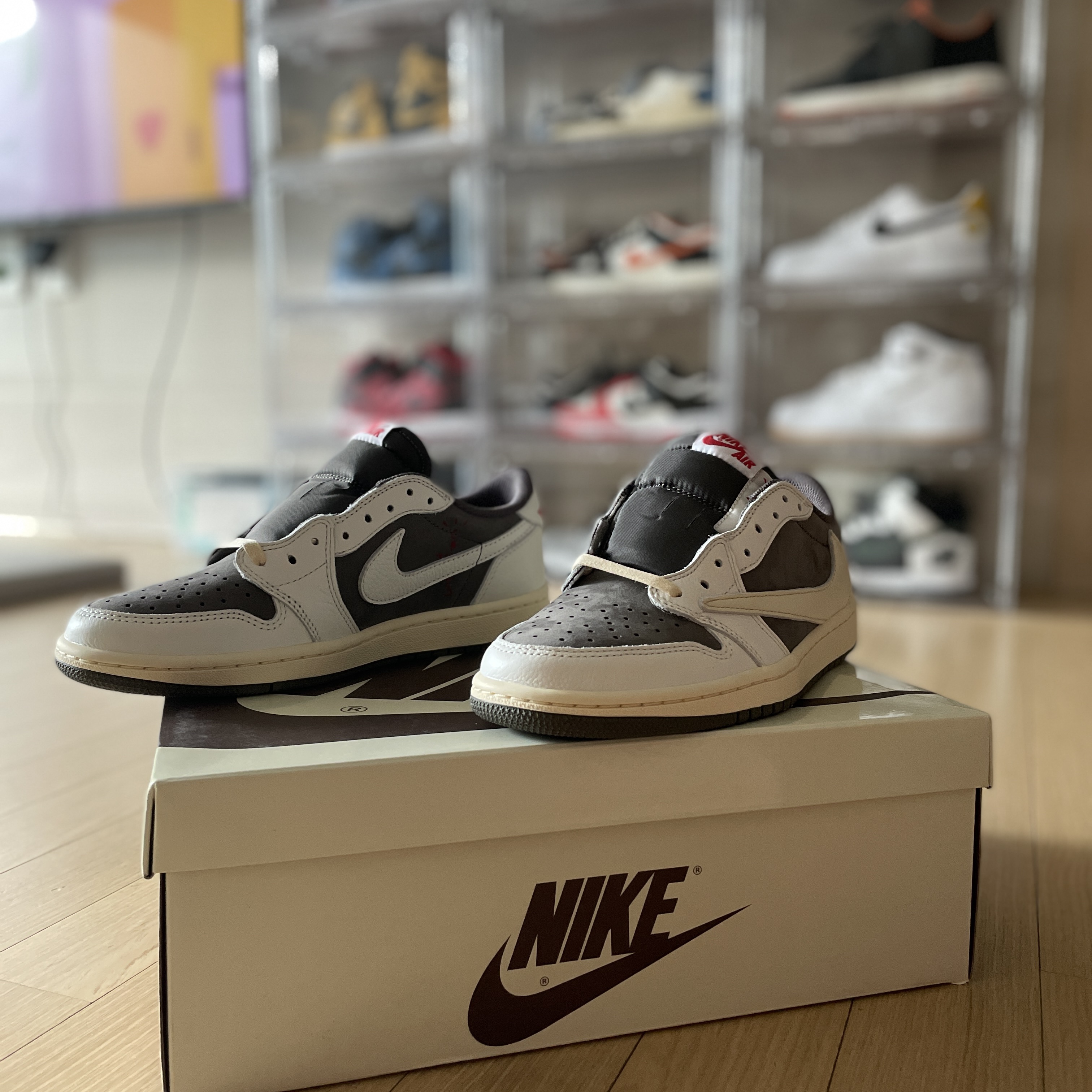 Jordan 1 x Travis Scott Retro Low OG SP Sail and Ridgerock 착용 스타일 - 1