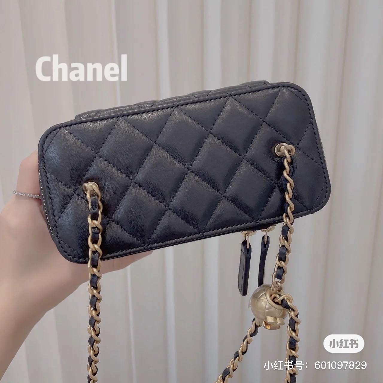 Chanel Clutch With Chain Lambskin & Gold Black 착용 스타일 - 5