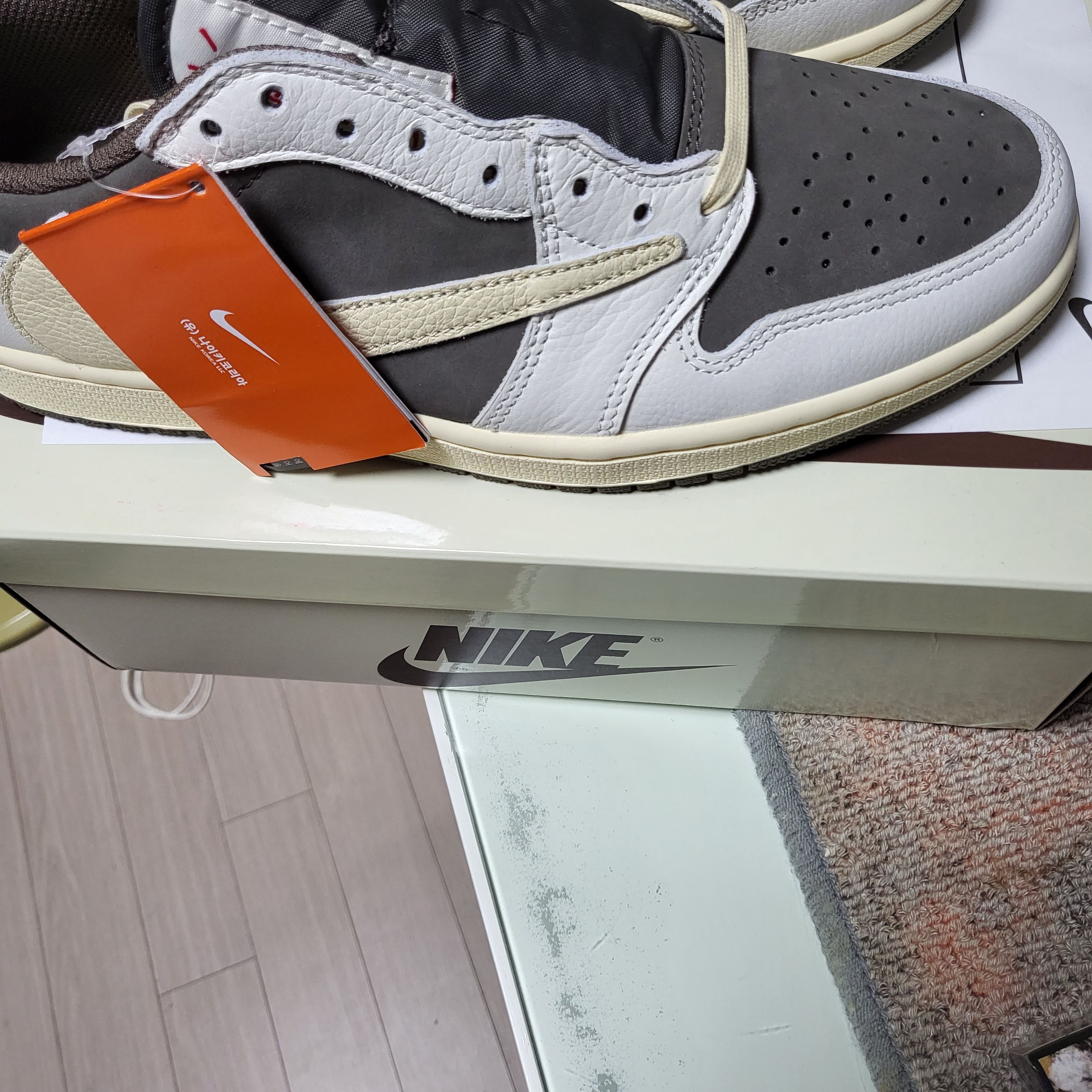 Jordan 1 x Travis Scott Retro Low OG SP Sail and Ridgerock 착용 스타일 - 4