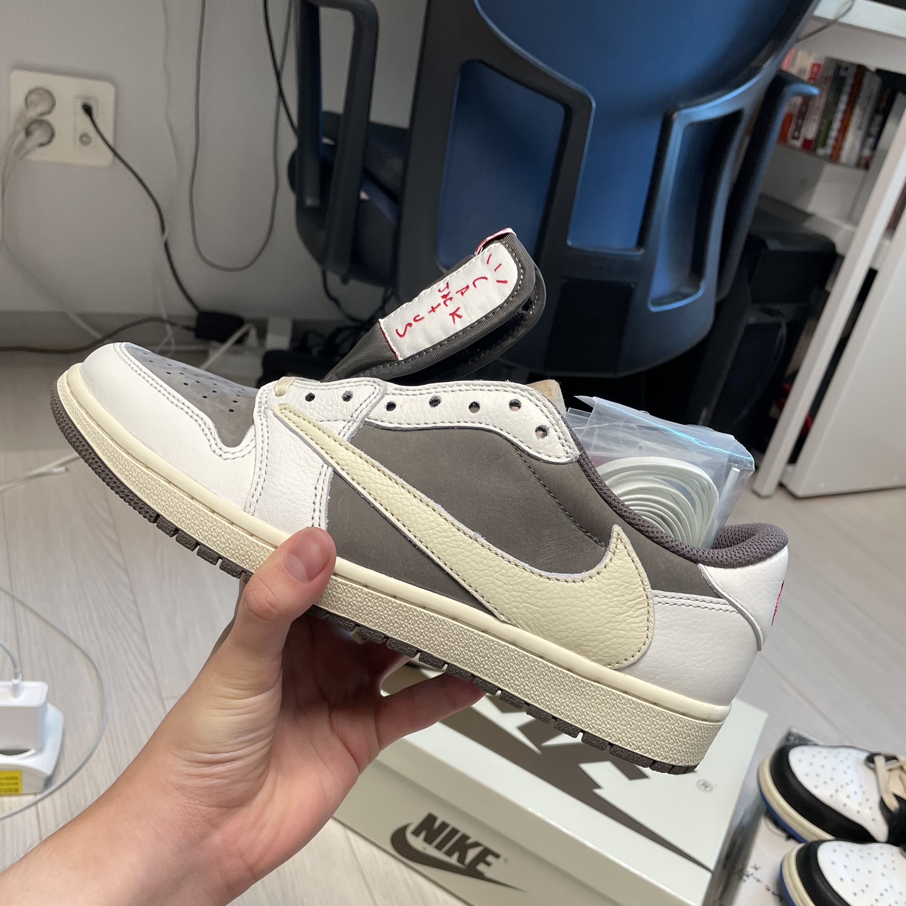 Jordan 1 x Travis Scott Retro Low OG SP Sail and Ridgerock, Jordan 1 x Travis Scott x Fragment Retro Low OG SP Military Blue 착용 스타일 - 2