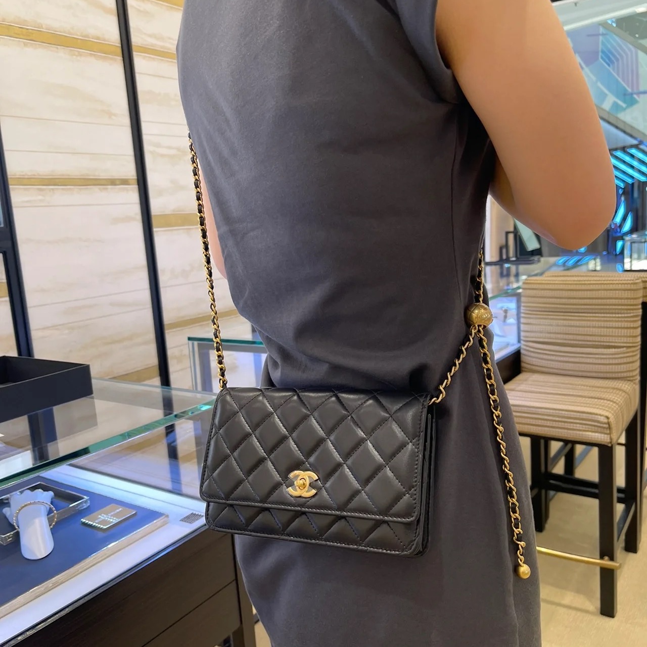 Chanel Wallet On Chain Lambskin & Gold Black 착용 스타일 - 2