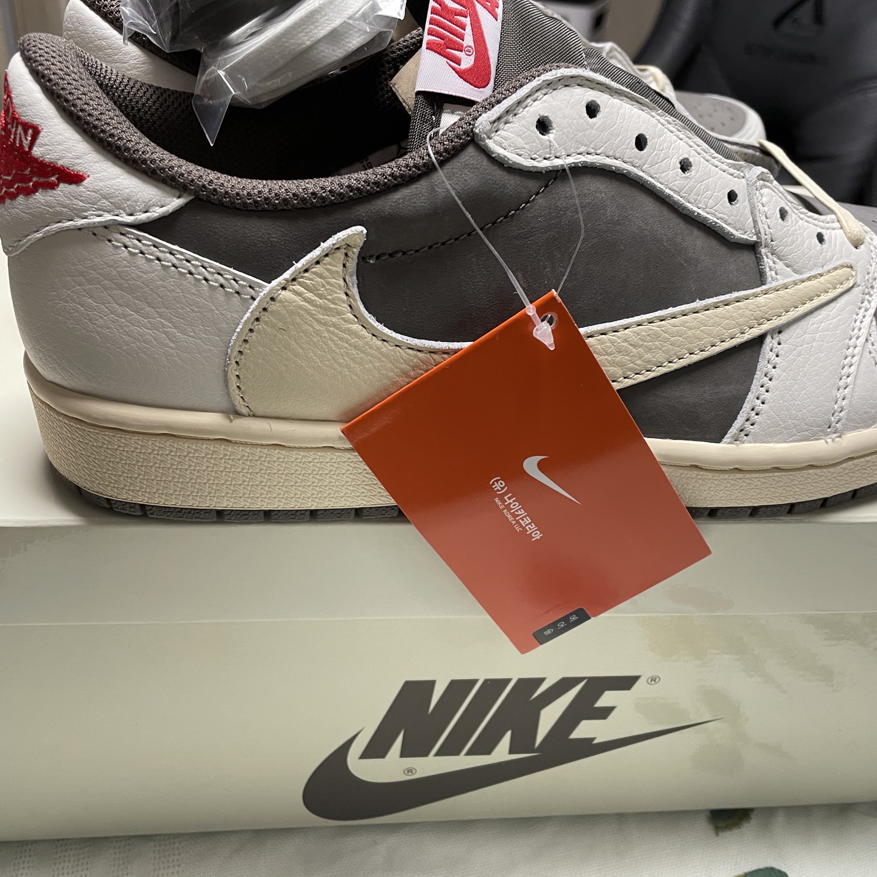 Jordan 1 x Travis Scott Retro Low OG SP Sail and Ridgerock 착용 스타일 - 4
