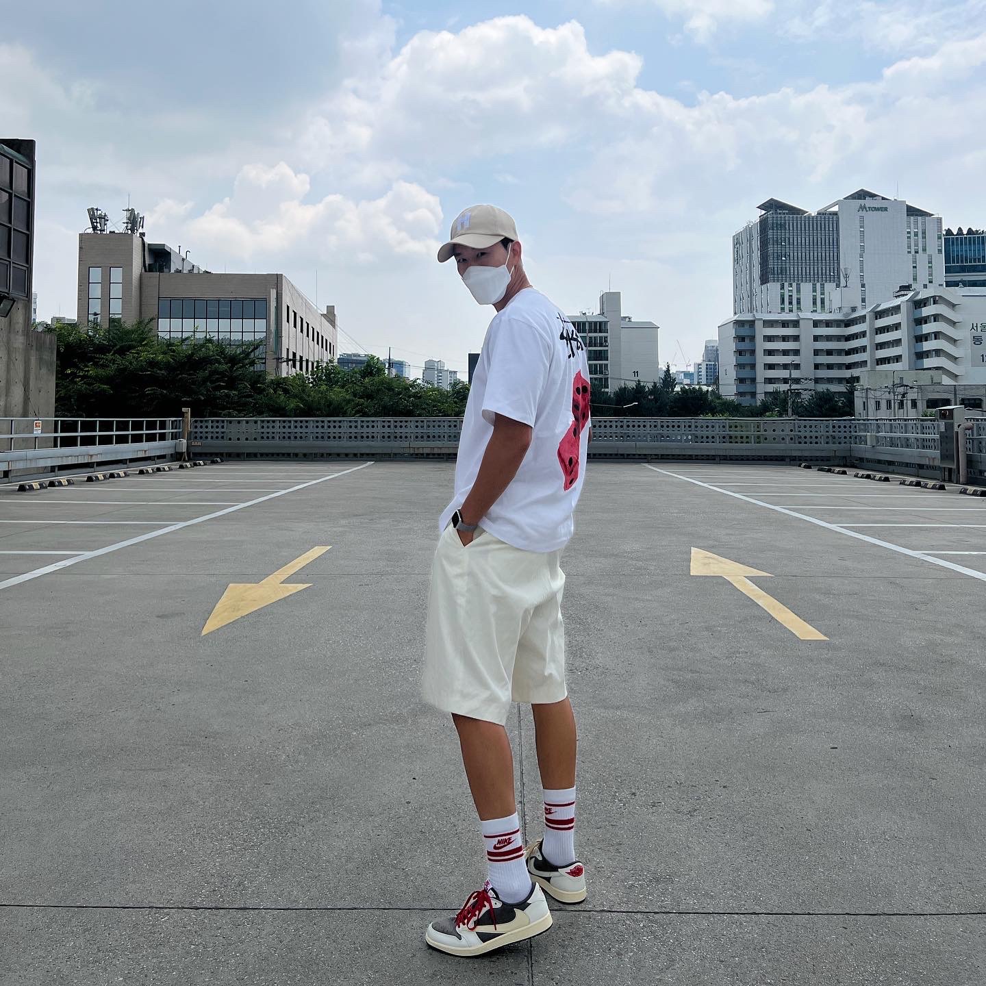 Jordan 1 x Travis Scott Retro Low OG SP Sail and Ridgerock, Stussy Fuzzy Dice T-Shirt White 착용 스타일 - 1