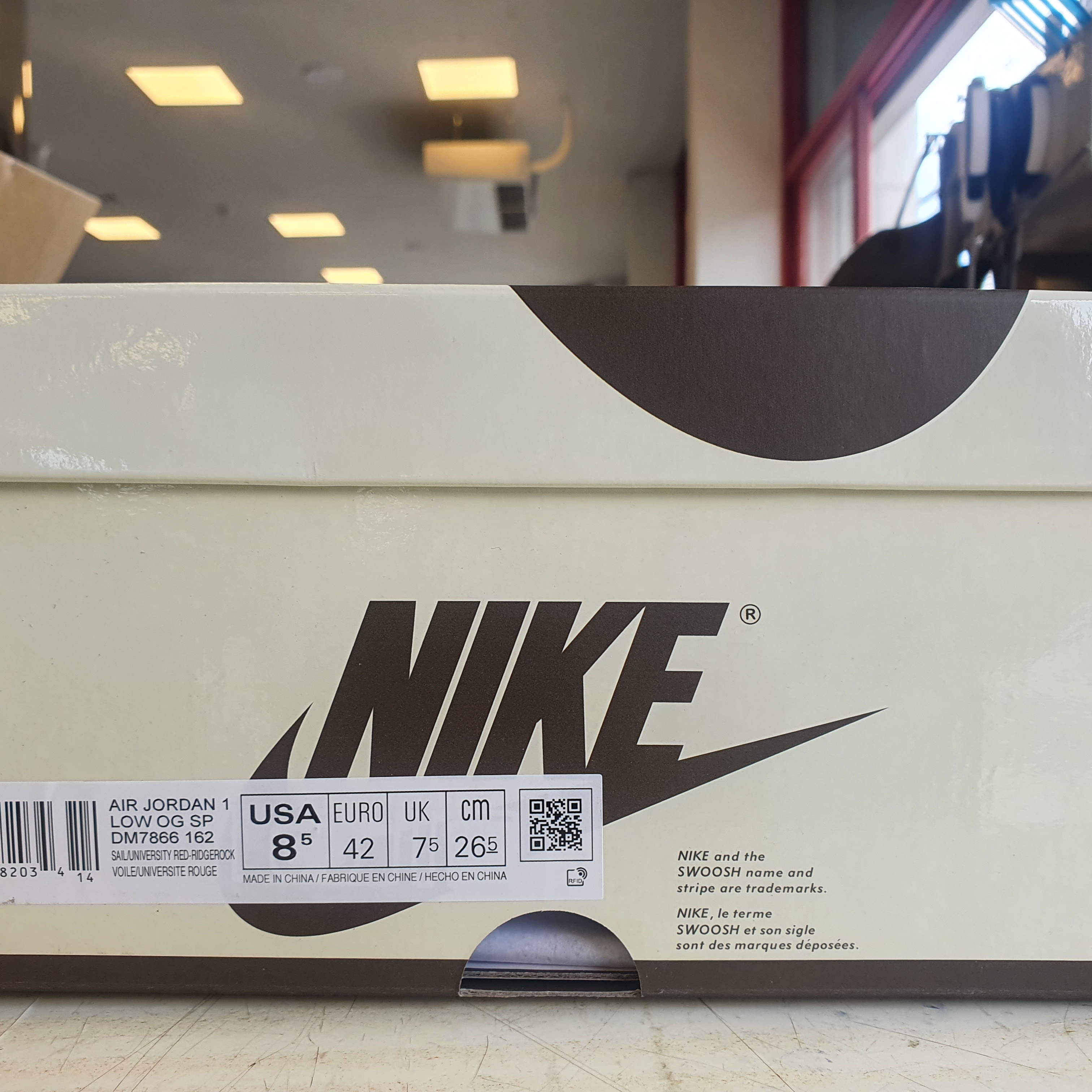 Jordan 1 x Travis Scott Retro Low OG SP Sail and Ridgerock 착용 스타일 - 3