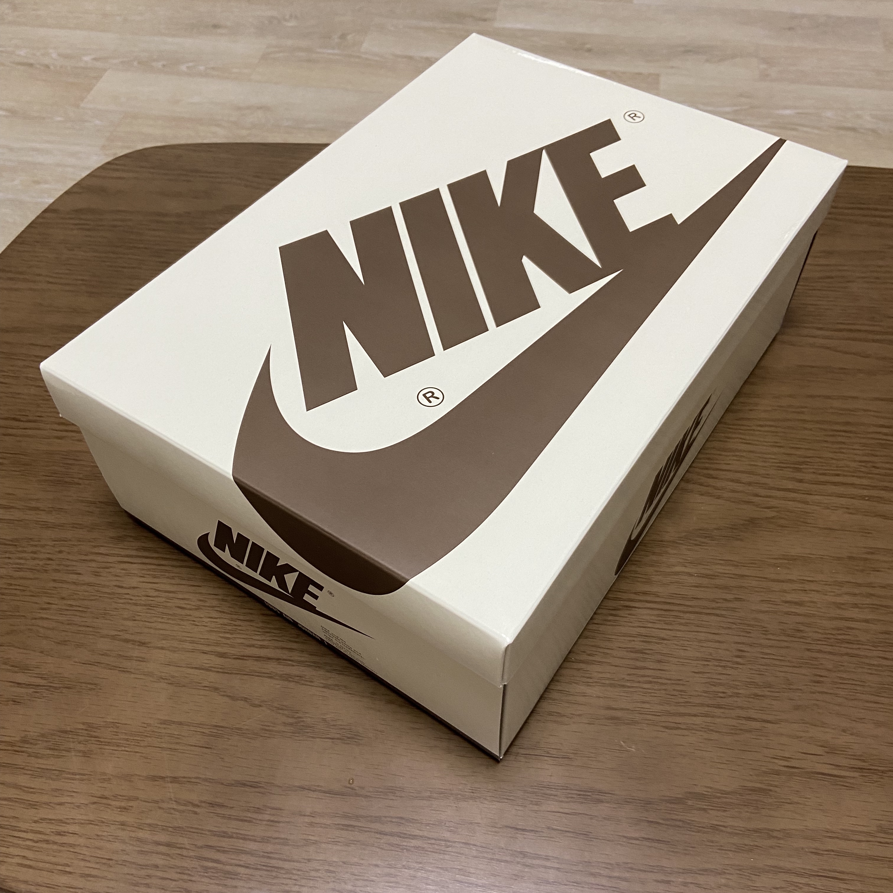Jordan 1 x Travis Scott Retro Low OG SP Sail and Ridgerock 착용 스타일 - 1