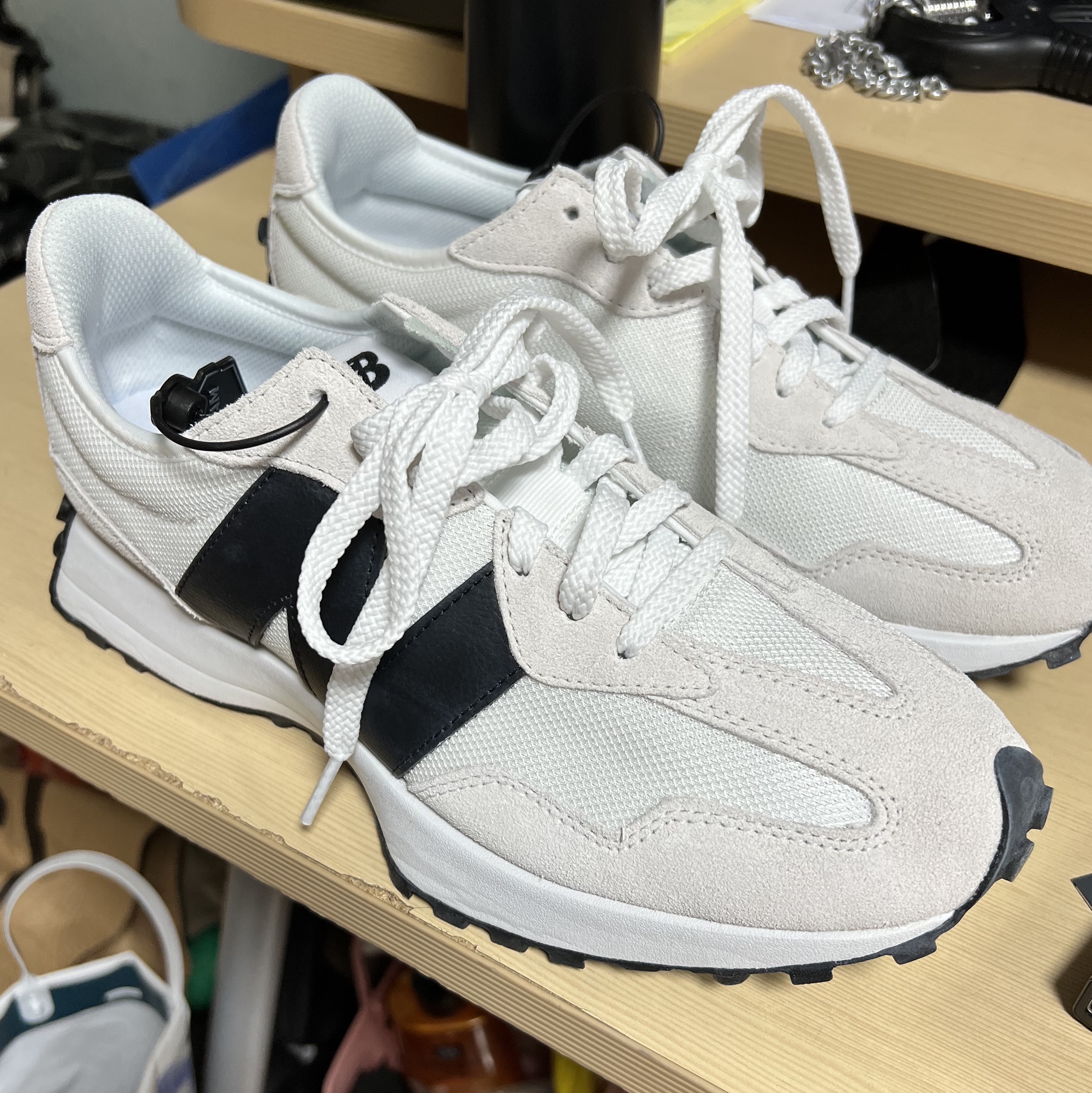 New Balance 327 White Black 착용 스타일