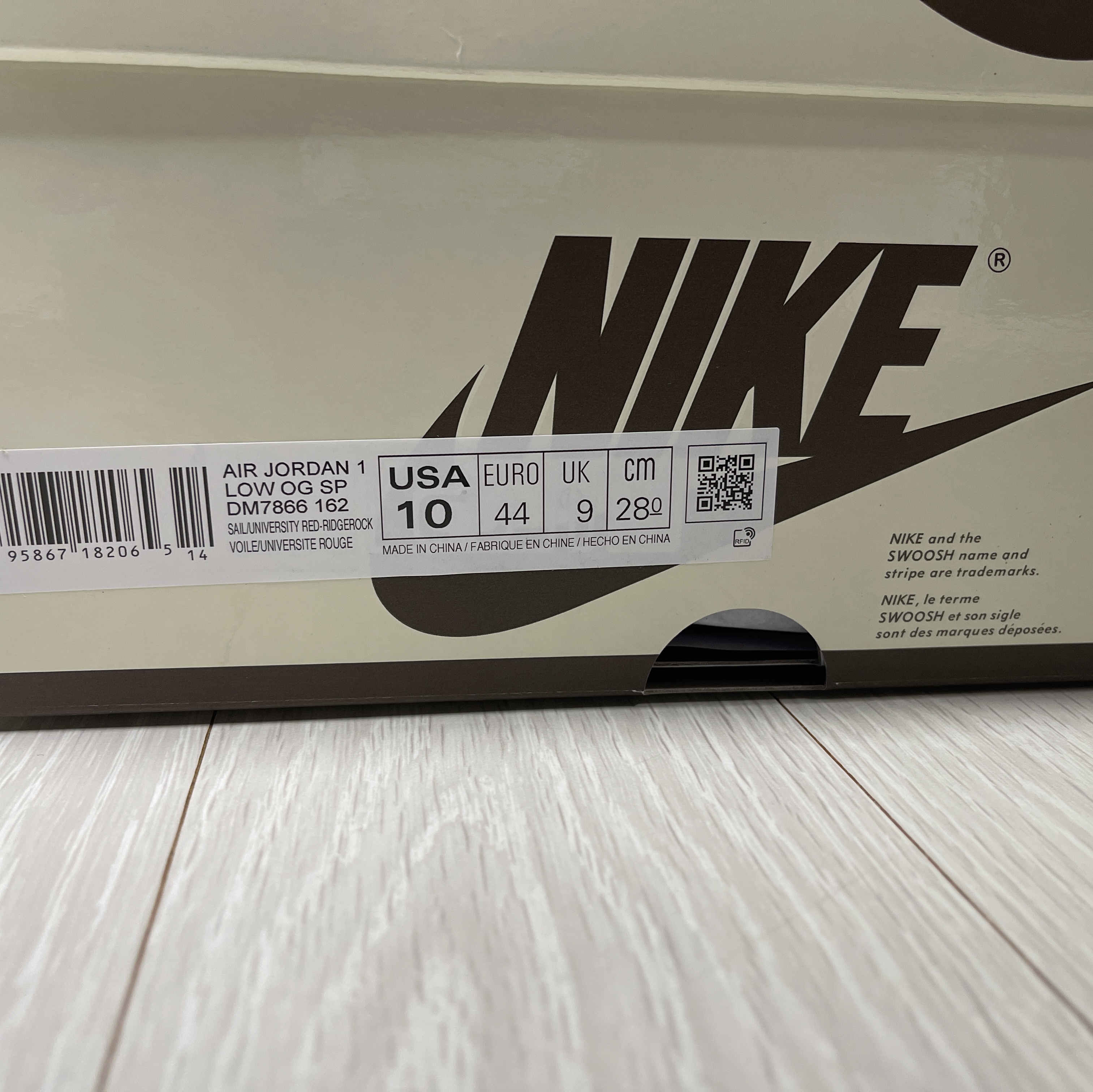 Jordan 1 x Travis Scott Retro Low OG SP Sail and Ridgerock 착용 스타일 - 1