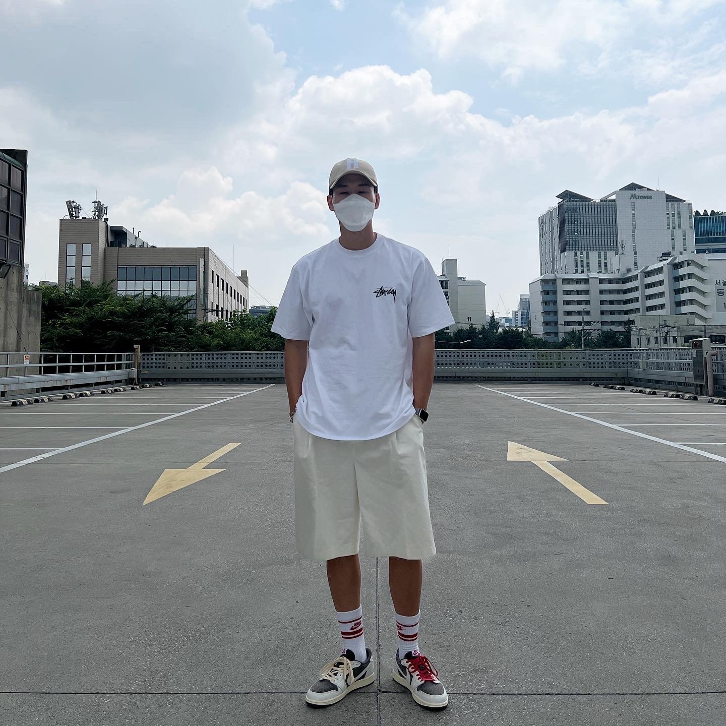 Jordan 1 x Travis Scott Retro Low OG SP Sail and Ridgerock, Stussy Fuzzy Dice T-Shirt White 착용 스타일 - 3