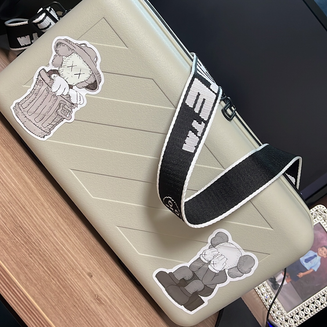 Off-White x Amore Pacific Protection Box (Without Cosmetics) 착용 스타일