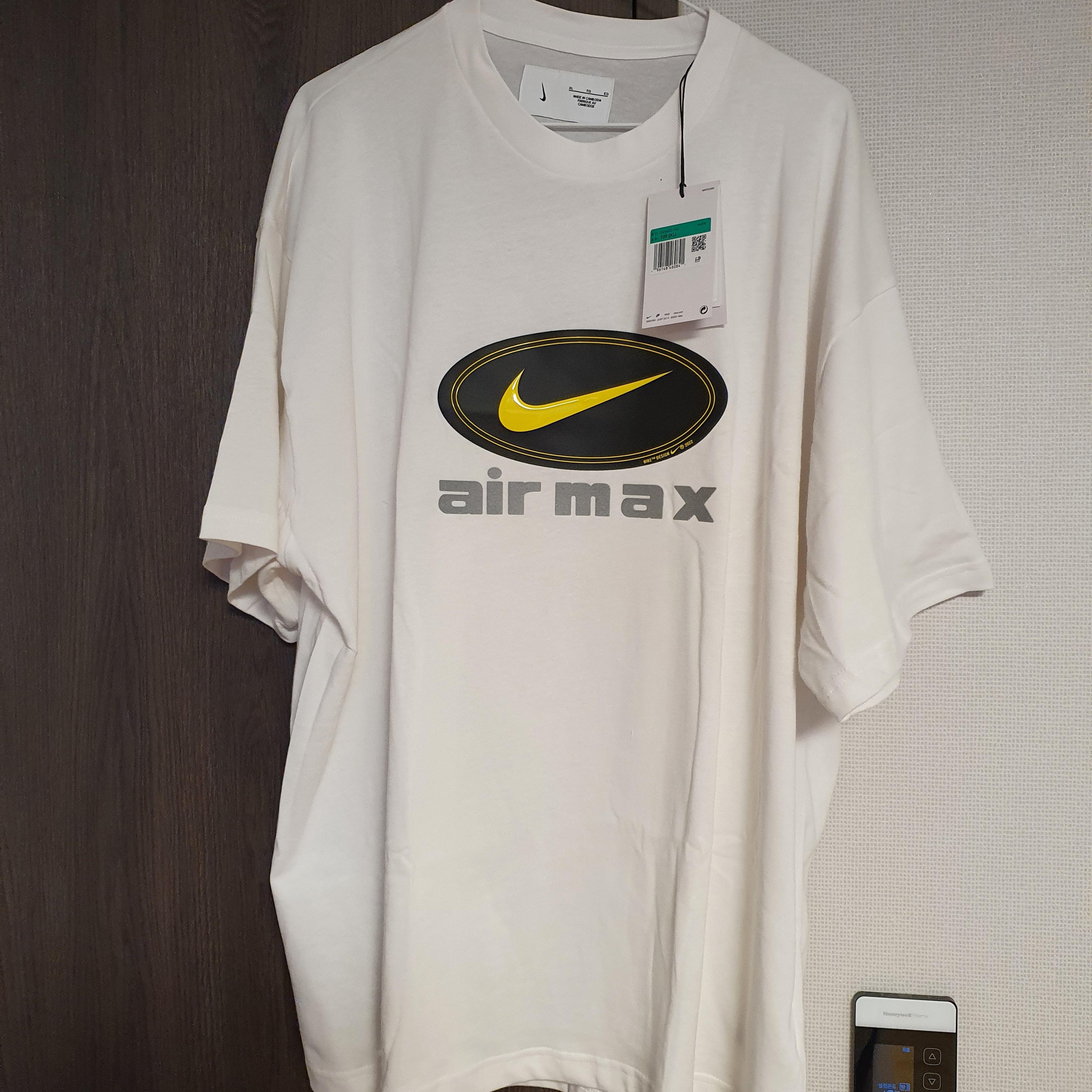Nike NRG Air Max 97 T-Shirt White (DV9400-100), Nike NRG Air Max 97 T-Shirt Black (DV9400-010) 착용 스타일 - 1