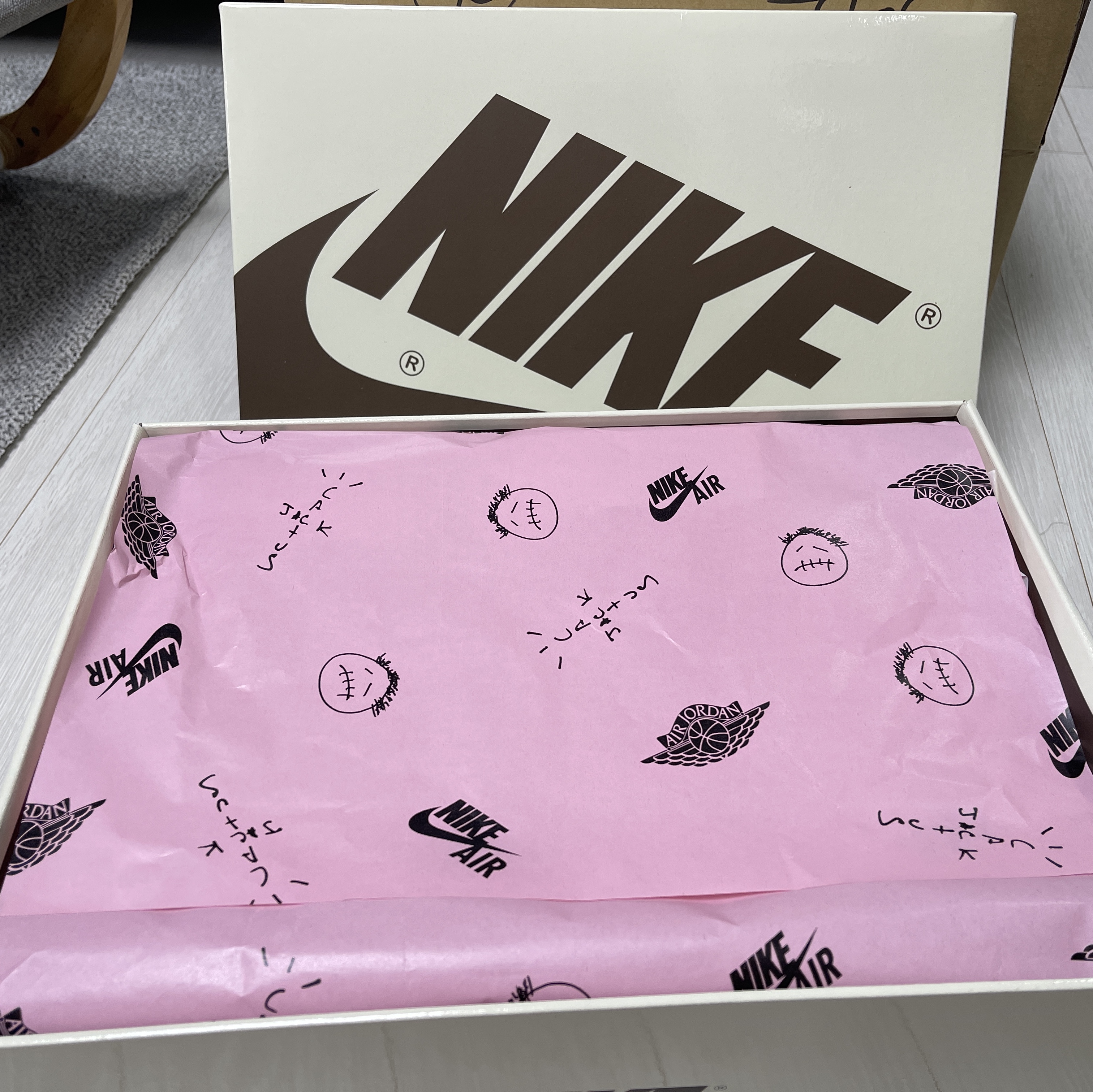 Jordan 1 x Travis Scott Retro Low OG SP Sail and Ridgerock 착용 스타일 - 2