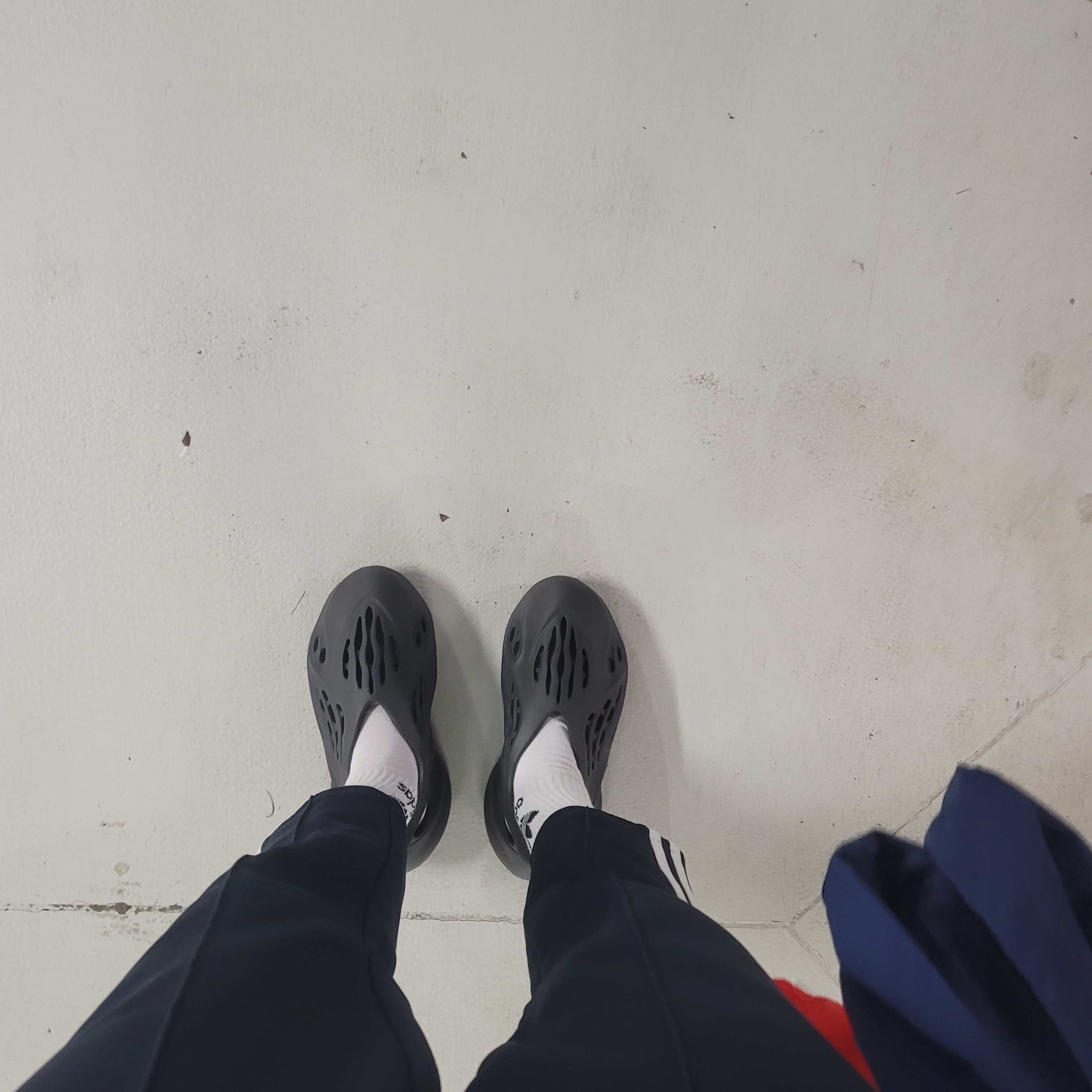 Adidas Yeezy Foam RNNR Onyx 착용 스타일