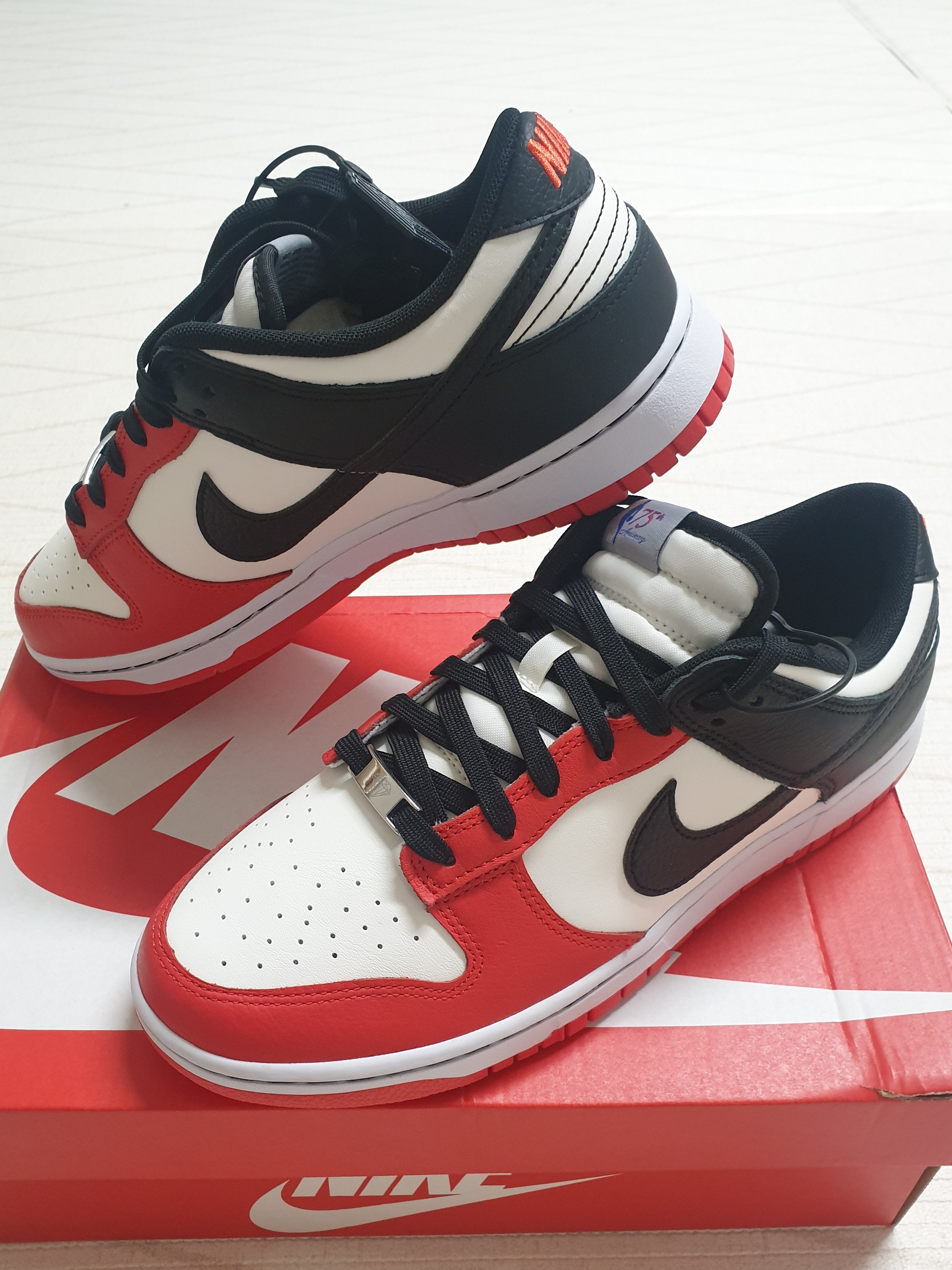 Nike x NBA Dunk Low Retro EMB Black and Chile Red, (GS) Nike x NBA Dunk Low Black and Chile Red 착용 스타일 - 2