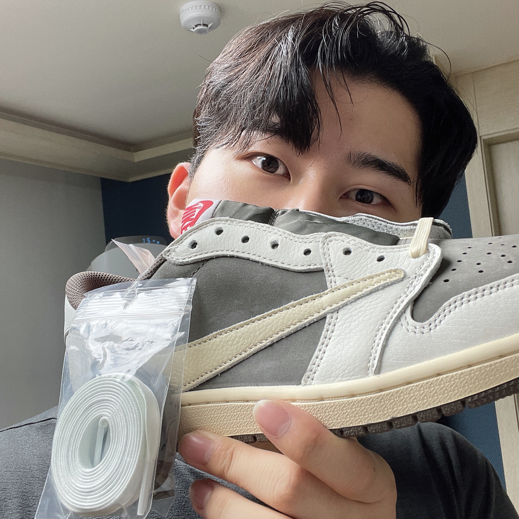 Jordan 1 x Travis Scott Retro Low OG SP Sail and Ridgerock 착용 스타일 - 5