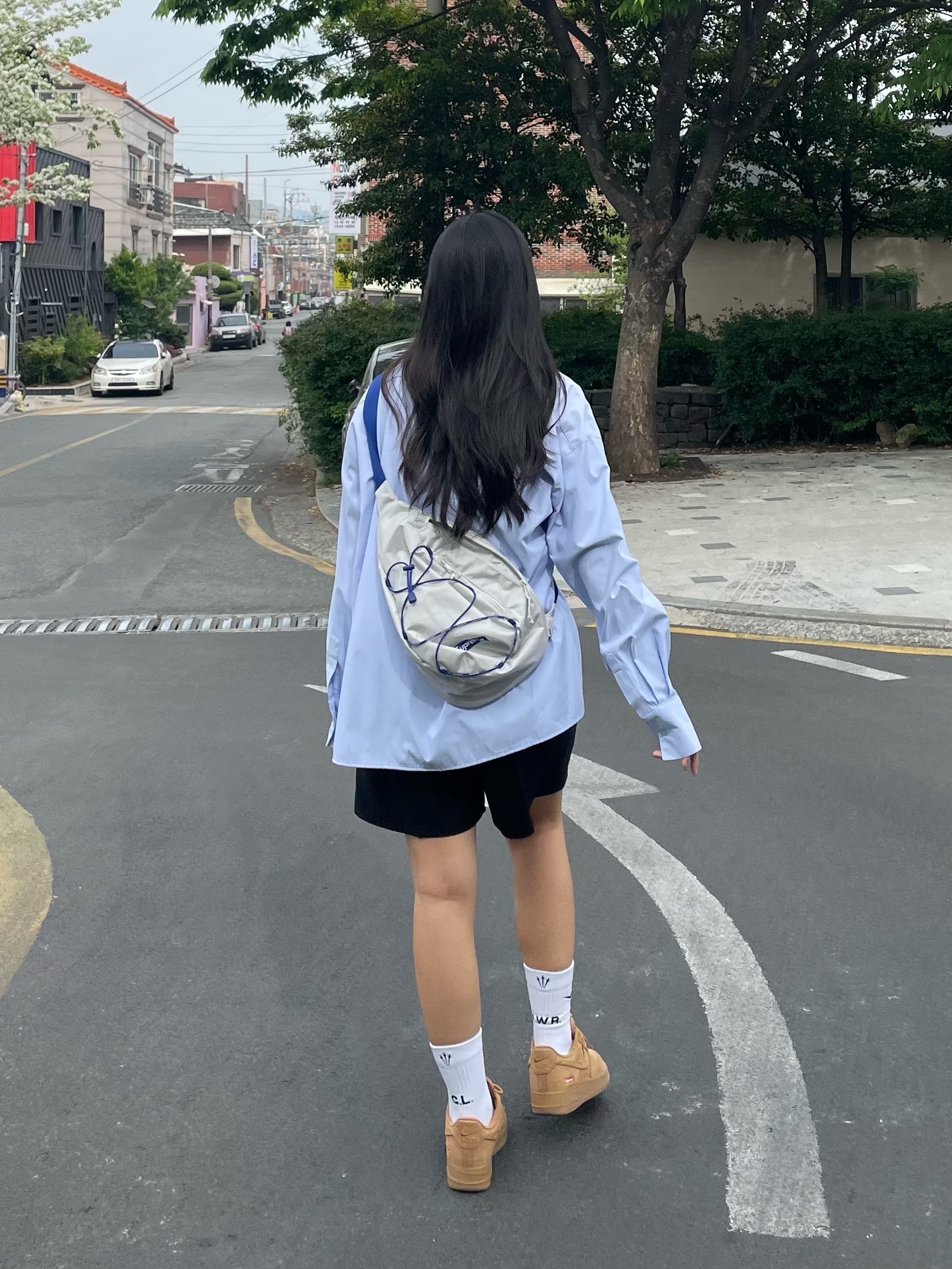 Nike x Supreme Air Force 1 Low Flax, Supreme Sling Bag Silver - 22SS 착용 스타일 - 2