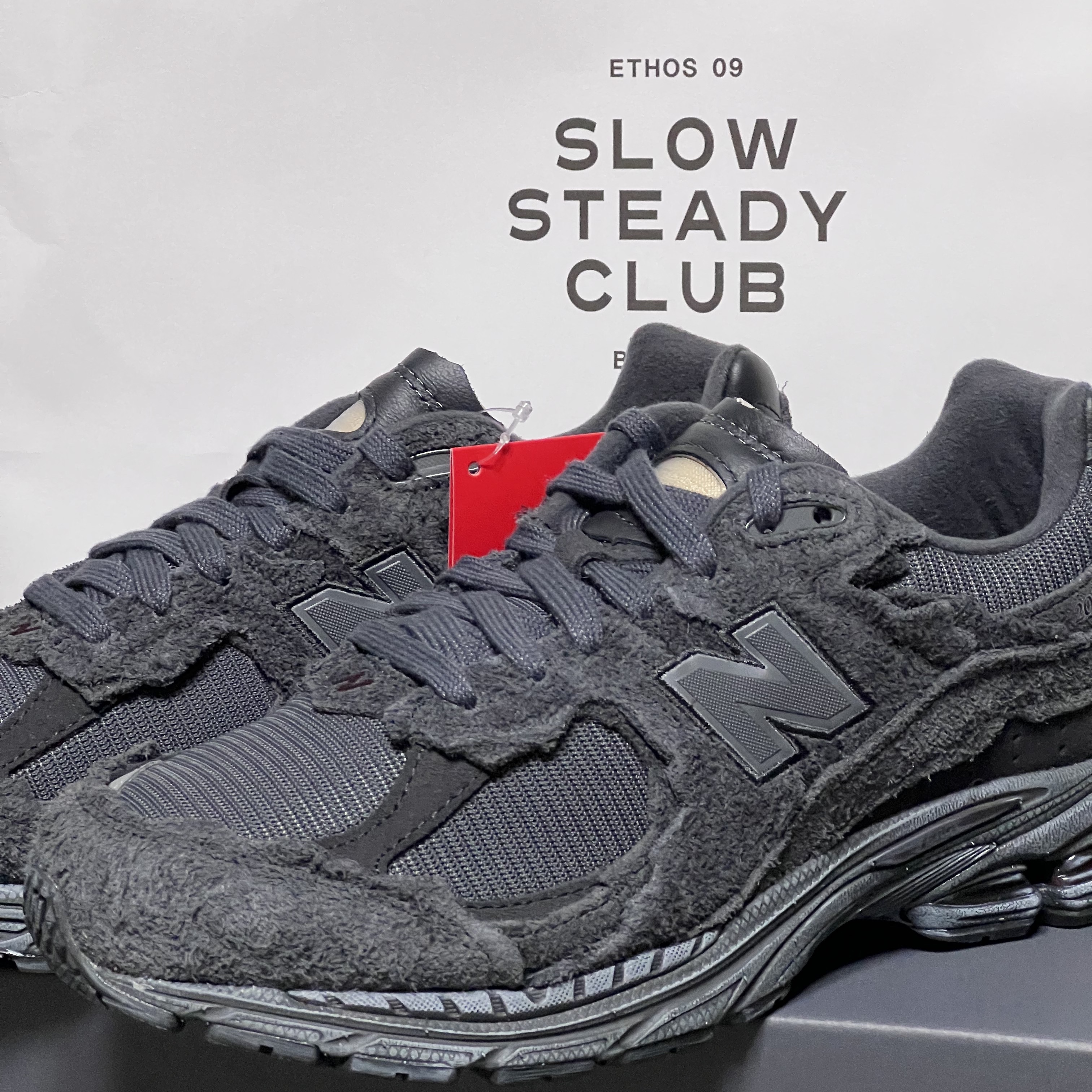 New Balance 2002R Protection Pack Phantom 착용 스타일 - 1