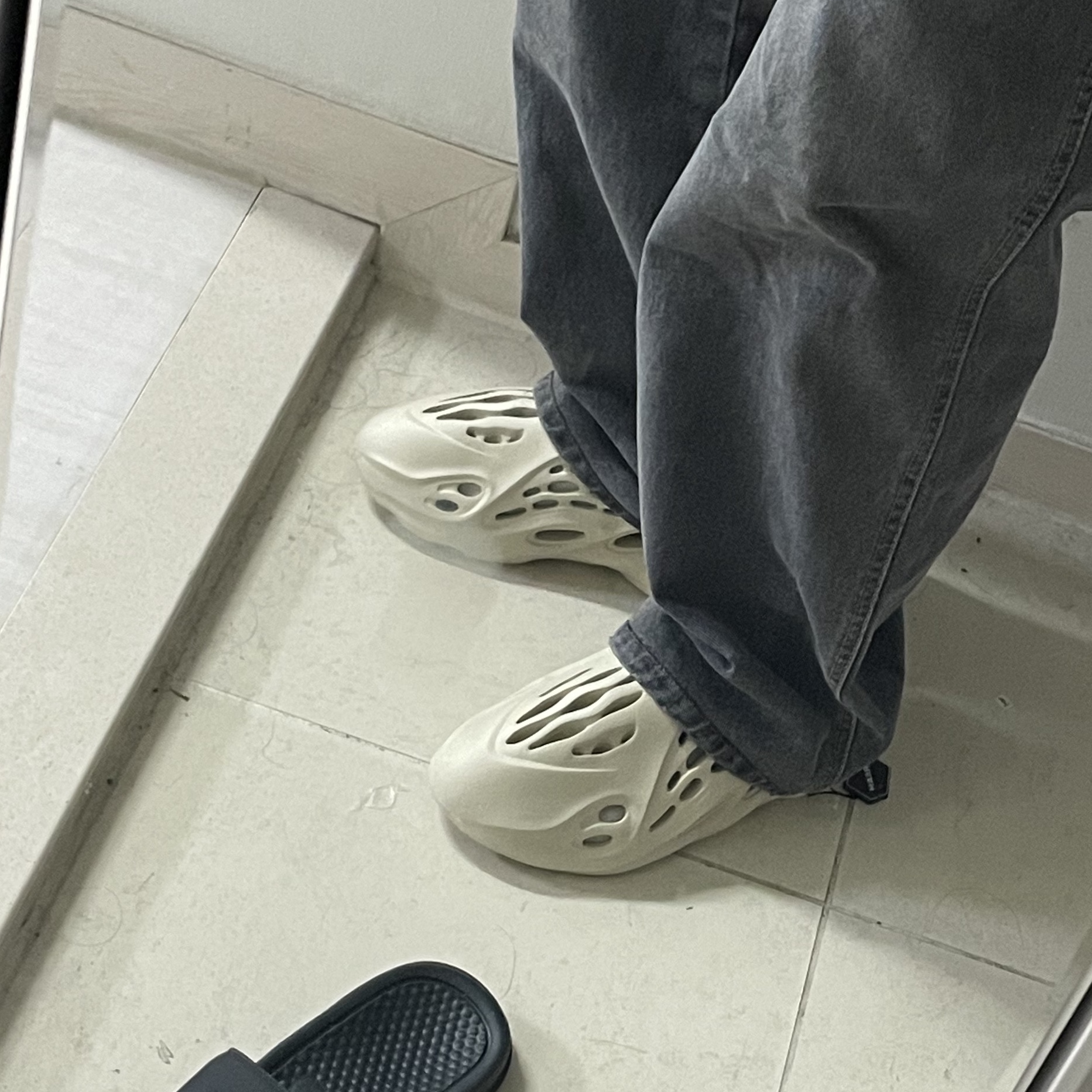 Adidas Yeezy Foam RNNR Sand, Nike x Stussy Benassi Slide Off Noir 착용 스타일