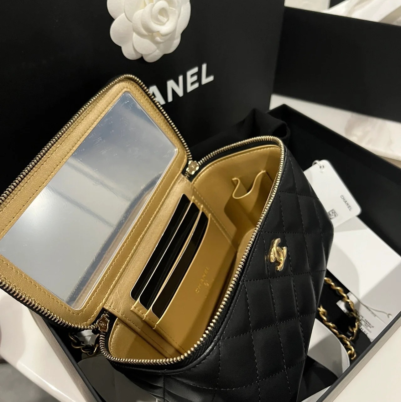 Chanel Clutch With Chain Lambskin & Gold Black 착용 스타일 - 3