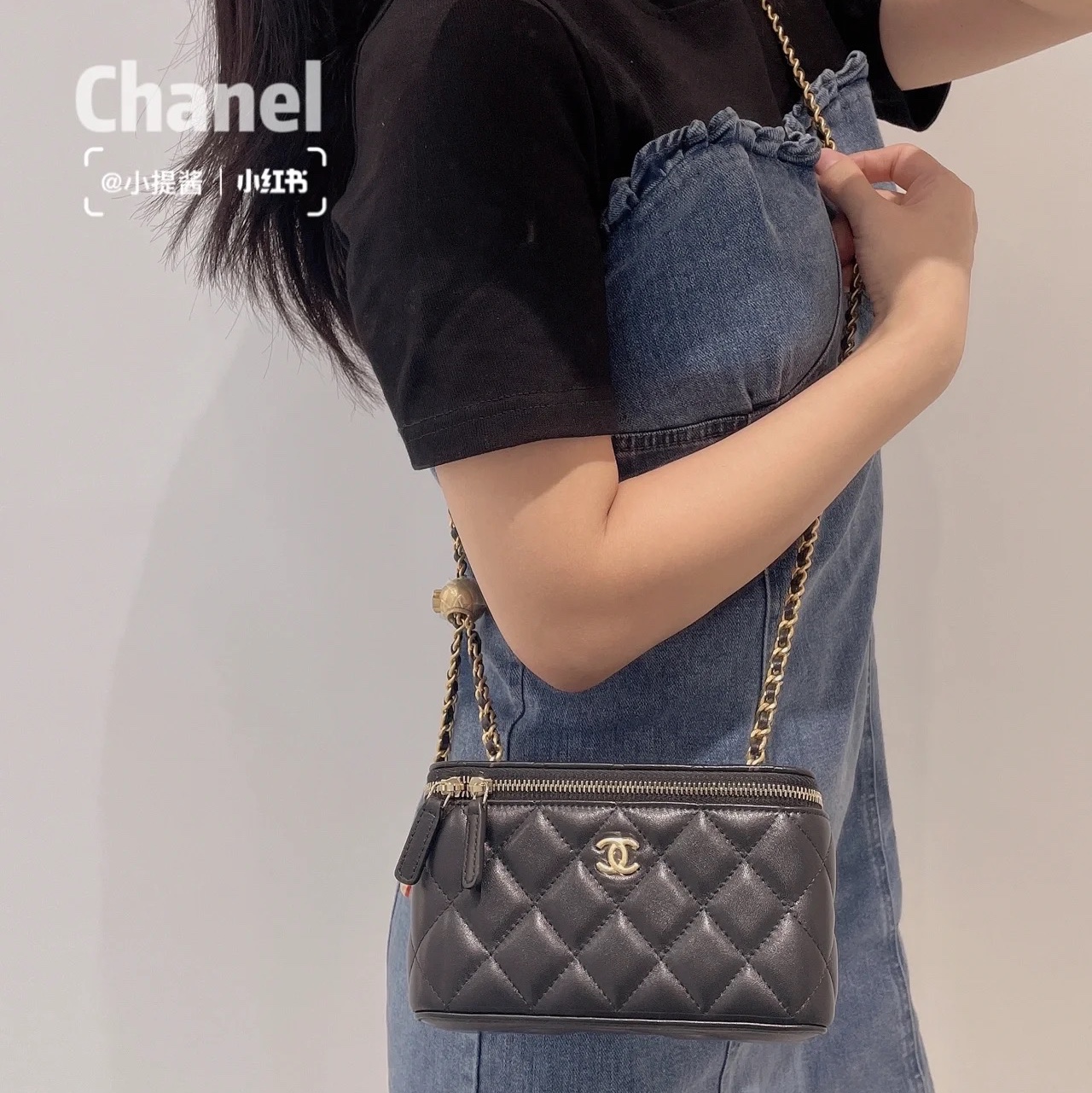 Chanel Clutch With Chain Lambskin & Gold Black 착용 스타일 - 1