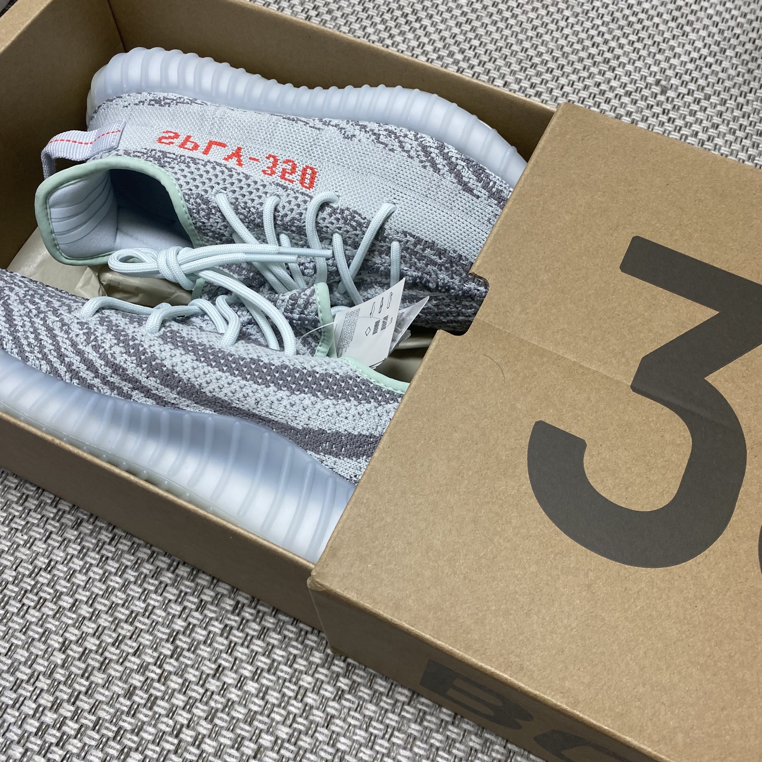 Adidas Yeezy Boost 350 V2 Blue Tint 2017 착용 스타일