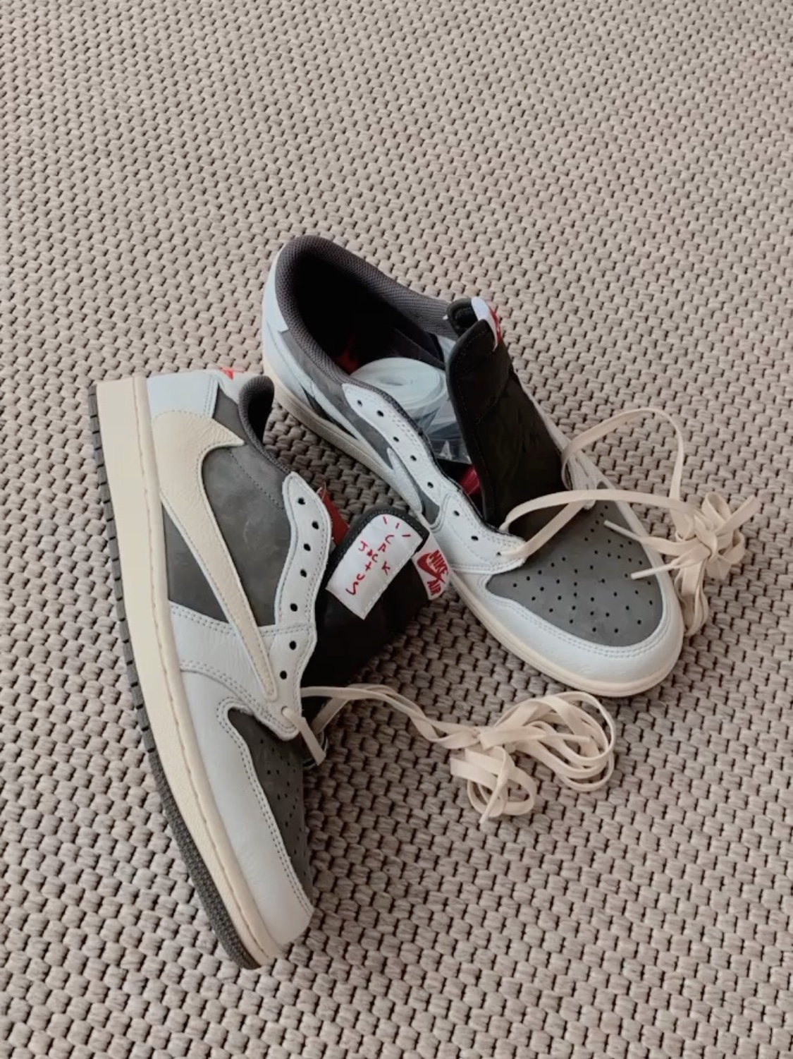 Jordan 1 x Travis Scott Retro Low OG SP Sail and Ridgerock 착용 스타일