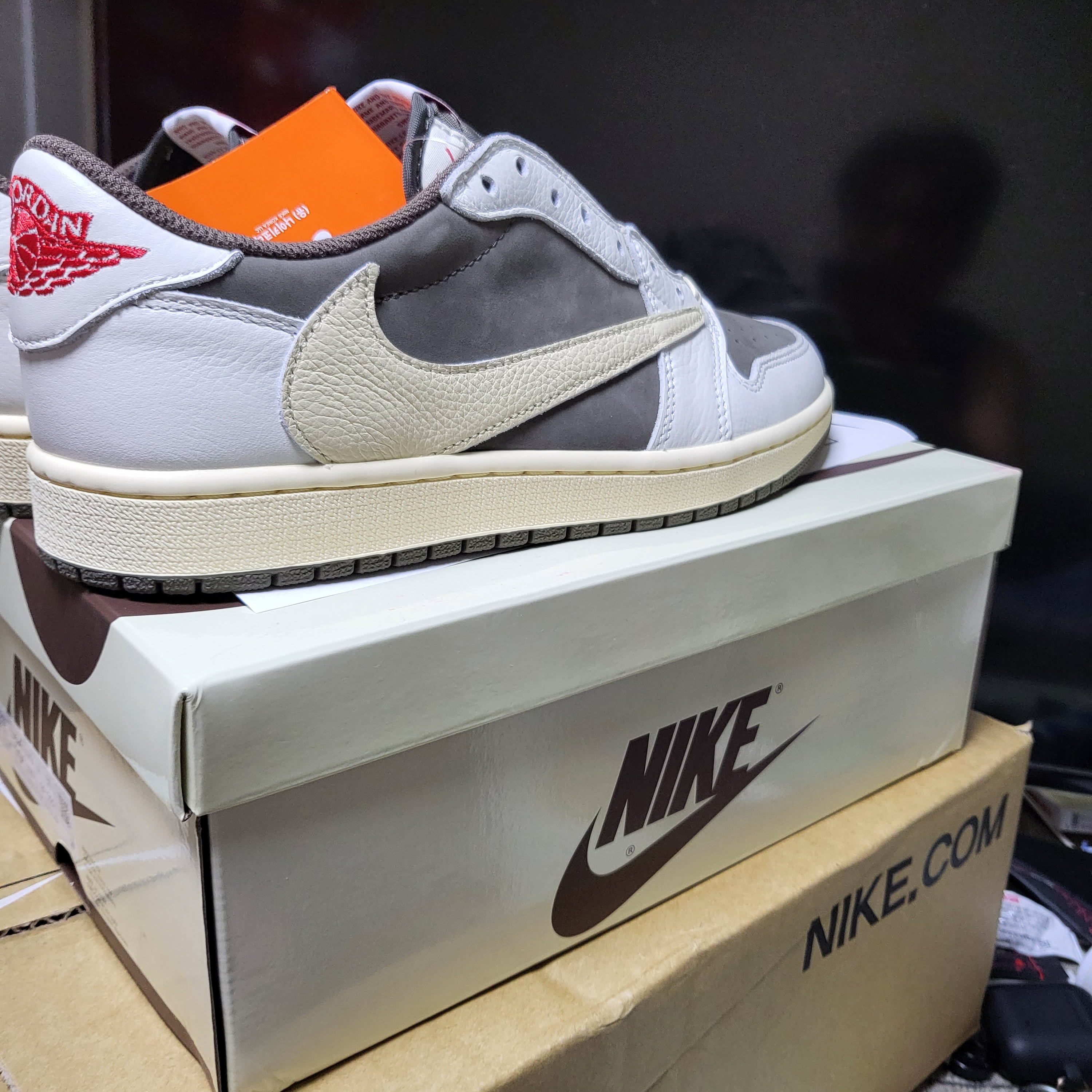 Jordan 1 x Travis Scott Retro Low OG SP Sail and Ridgerock 착용 스타일 - 2
