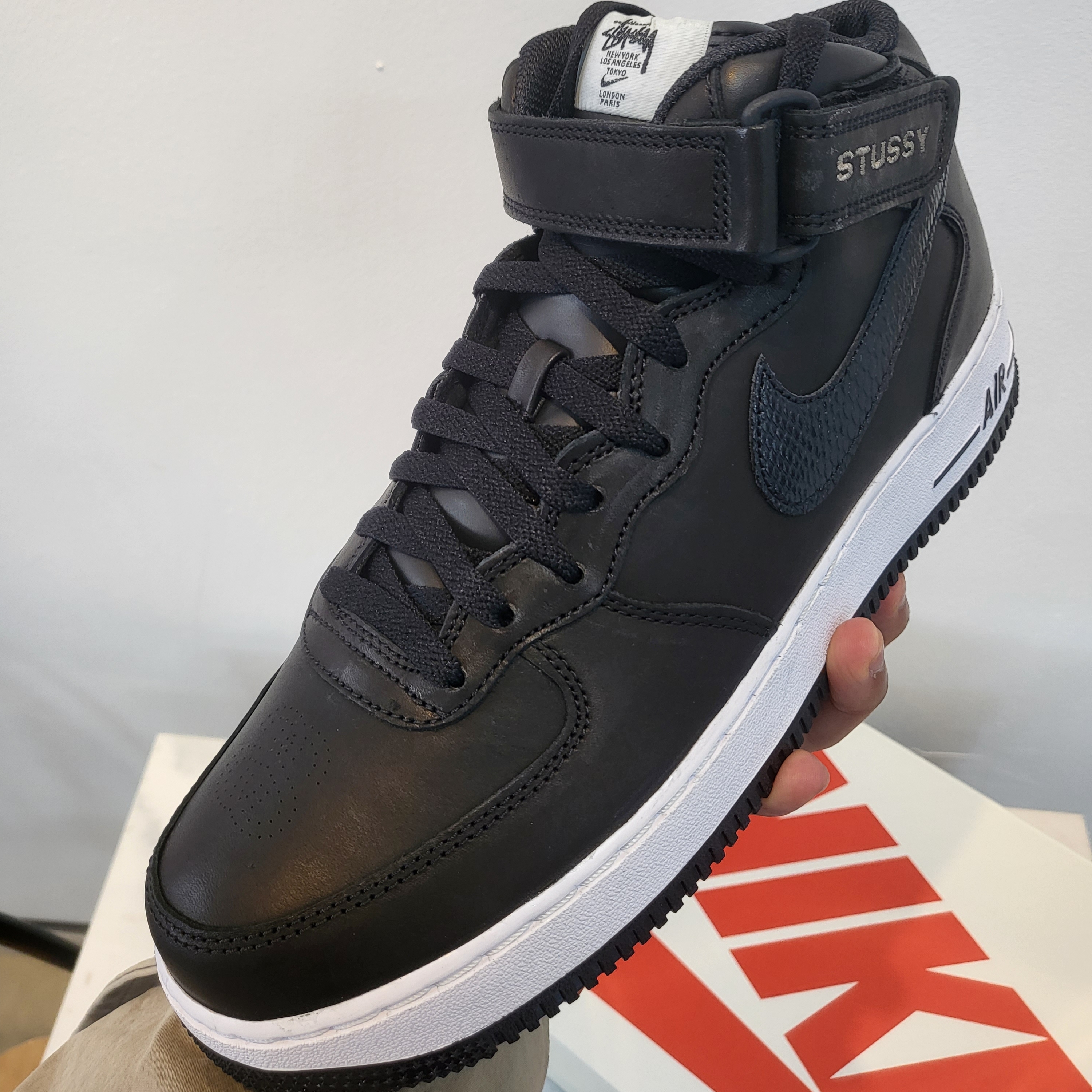 Nike x Stussy Air Force 1 '07 Mid SP Black 착용 스타일 - 1