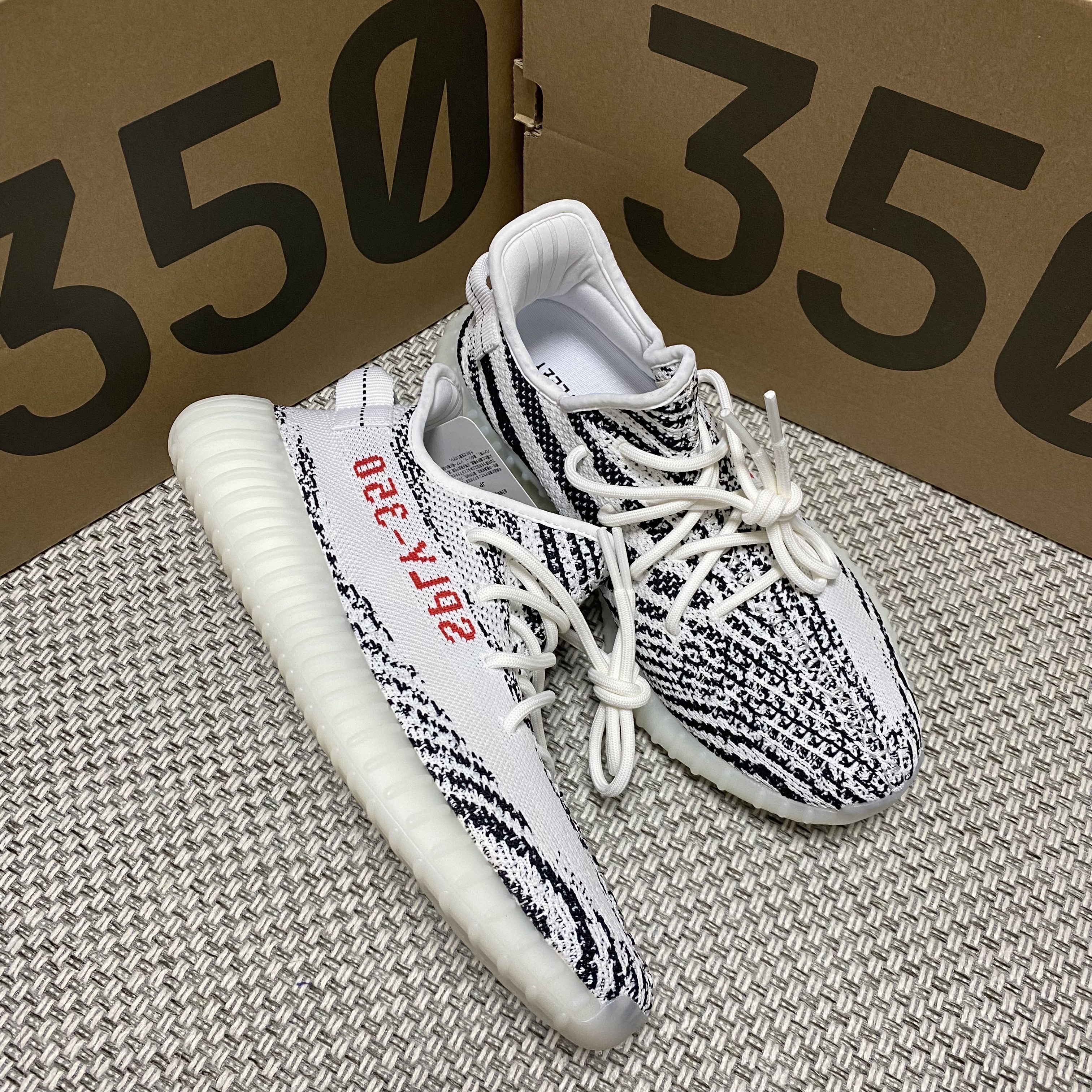Adidas Yeezy Boost 350 V2 Zebra 2017/2019/2020 착용 스타일