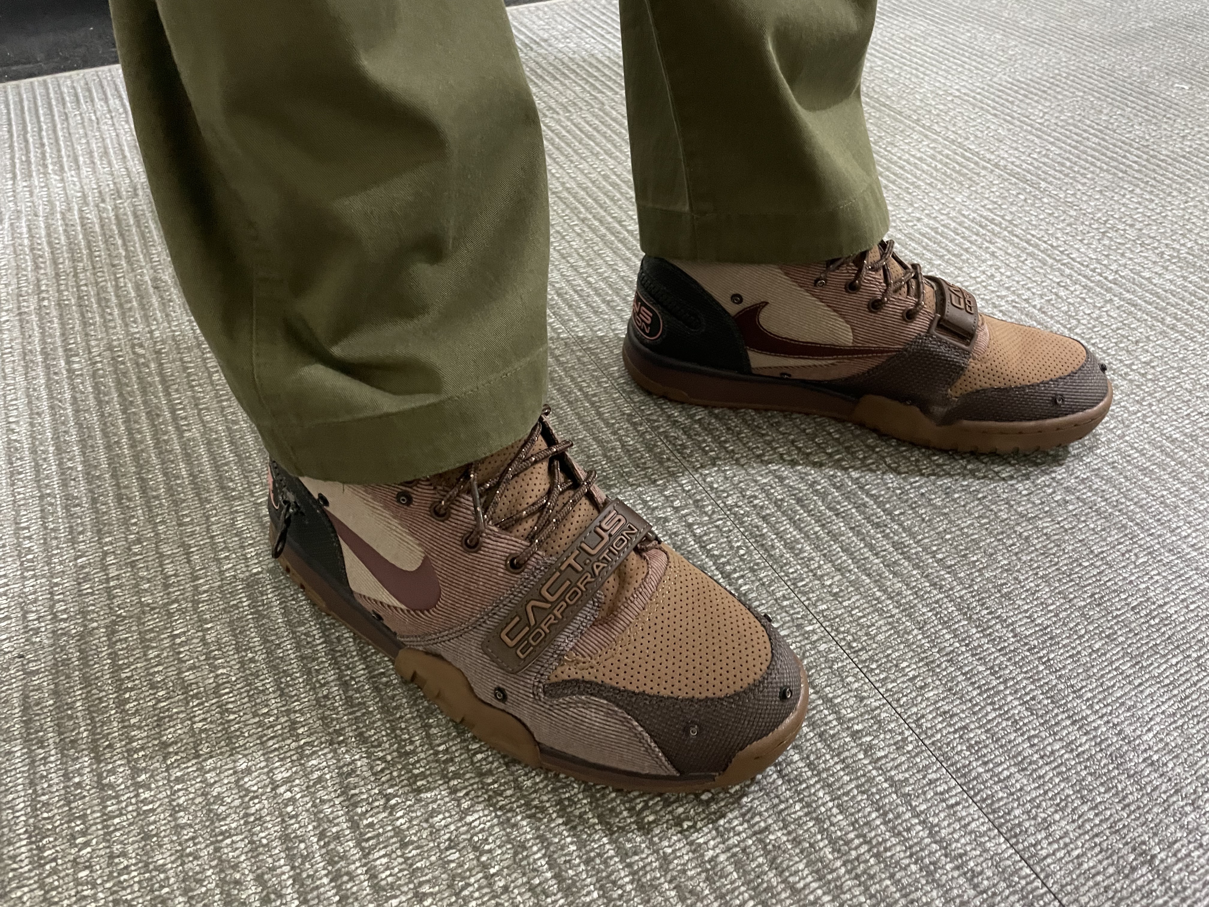 Nike x Travis Scott Air Trainer 1 Archaeo Brown and Rust Pink 착용 스타일 - 1