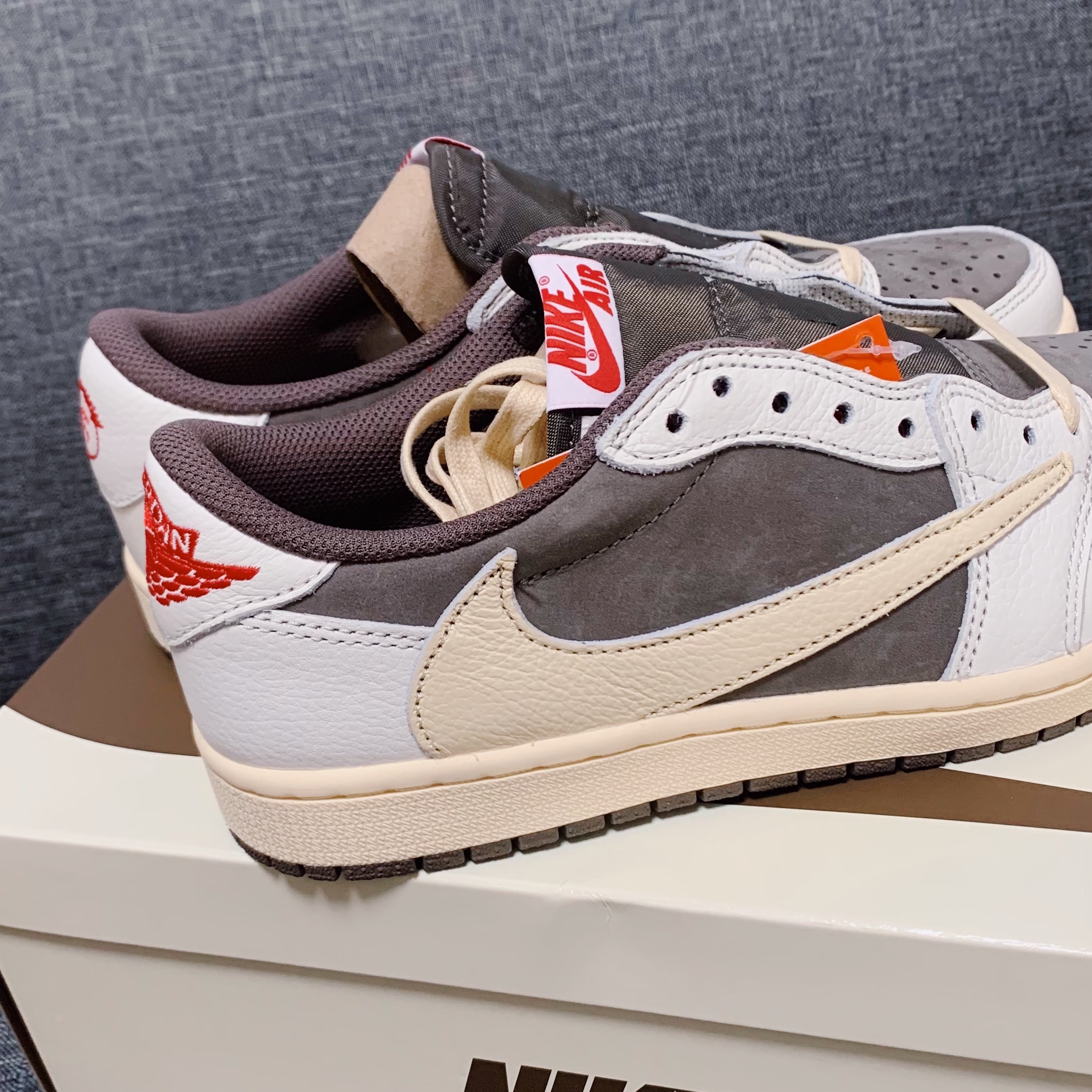 Jordan 1 x Travis Scott Retro Low OG SP Sail and Ridgerock 착용 스타일 - 2