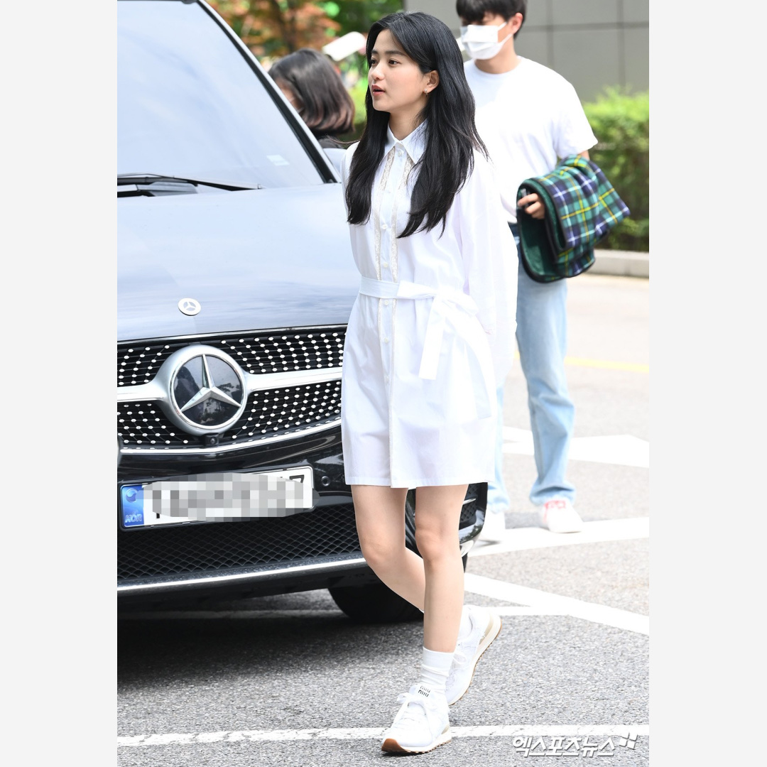 (W) New Balance x Miu Miu 574 Denim White 착용 스타일 - 3