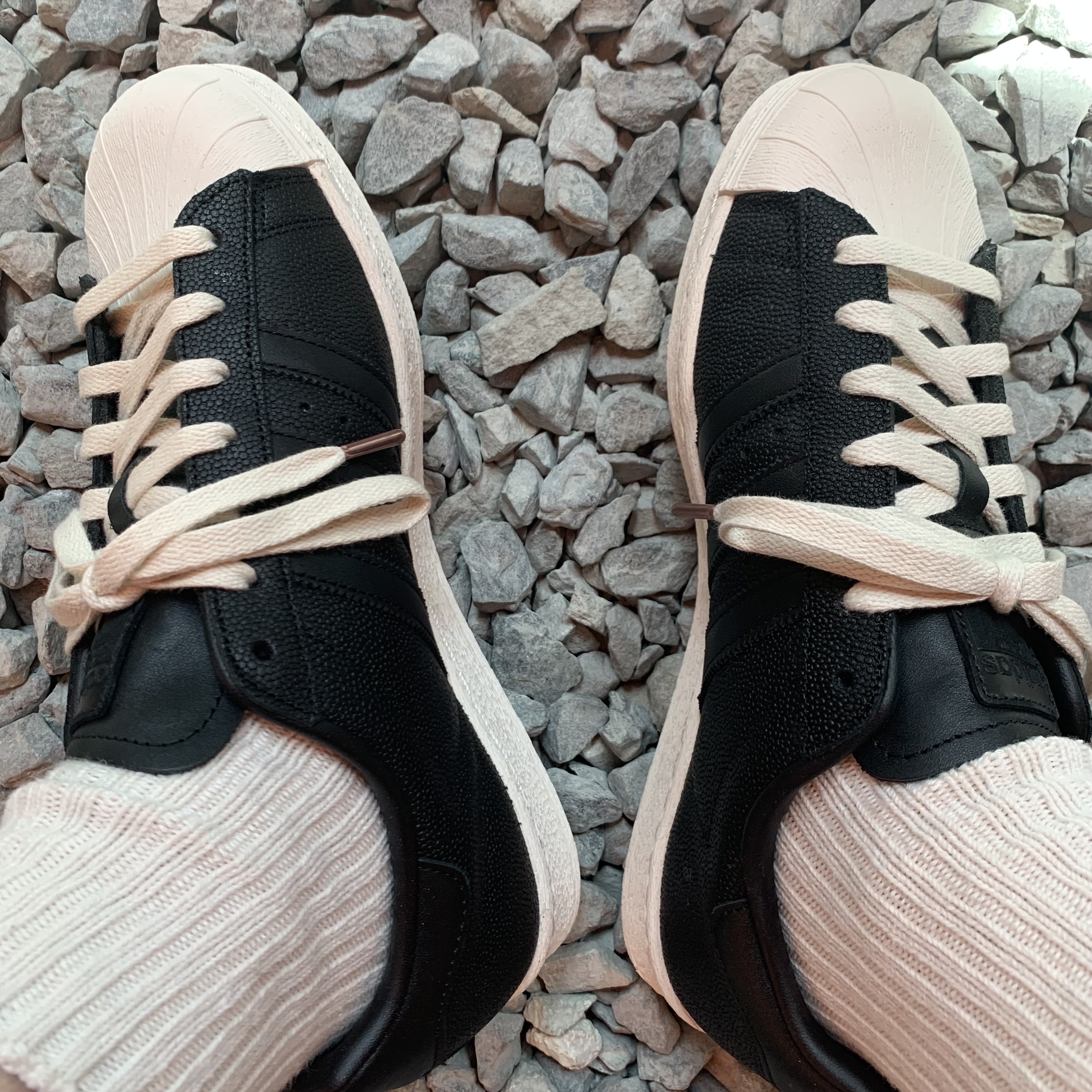 Adidas Superstar 82 Black Chalk White 착용 스타일 - 3