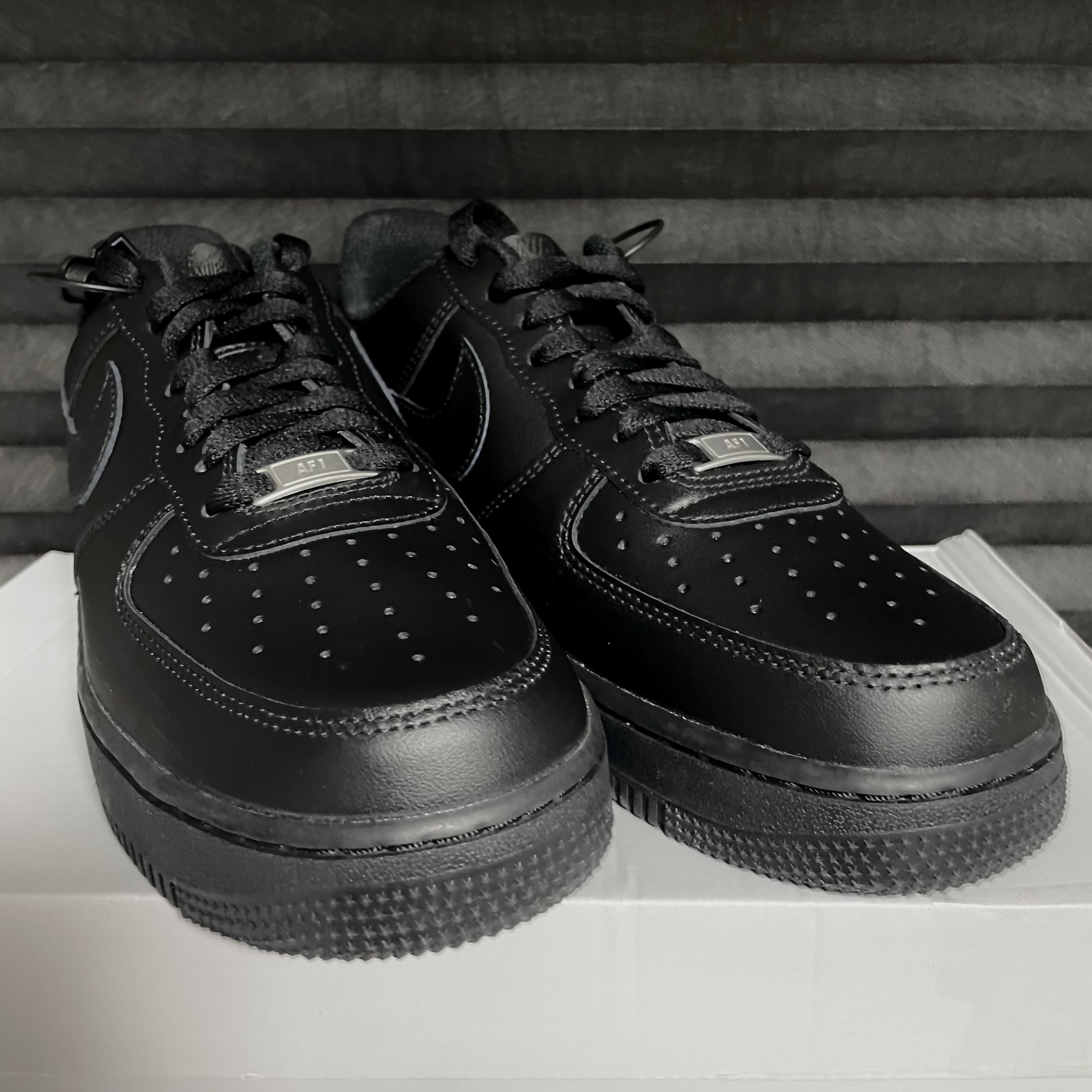 Nike Air Force 1 '07 Low Triple Black 착용 스타일