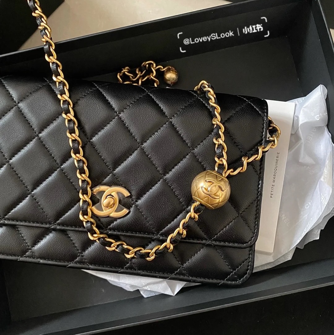 Chanel Wallet On Chain Lambskin & Gold Black 착용 스타일 - 4