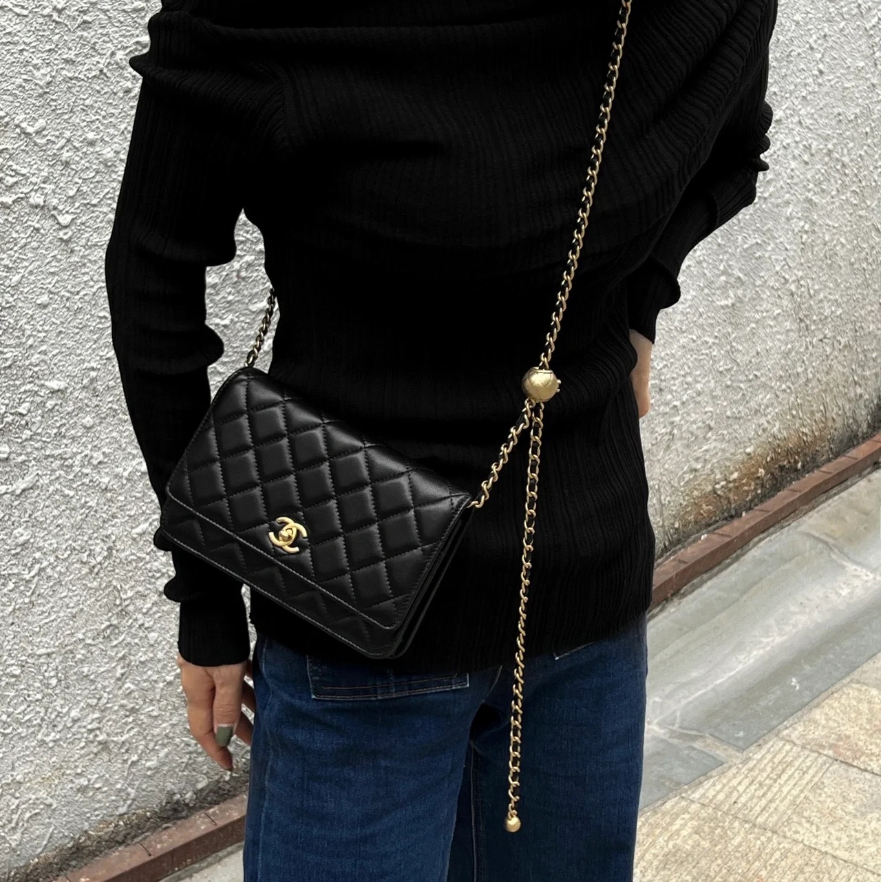 Chanel Wallet On Chain Lambskin & Gold Black 착용 스타일 - 2