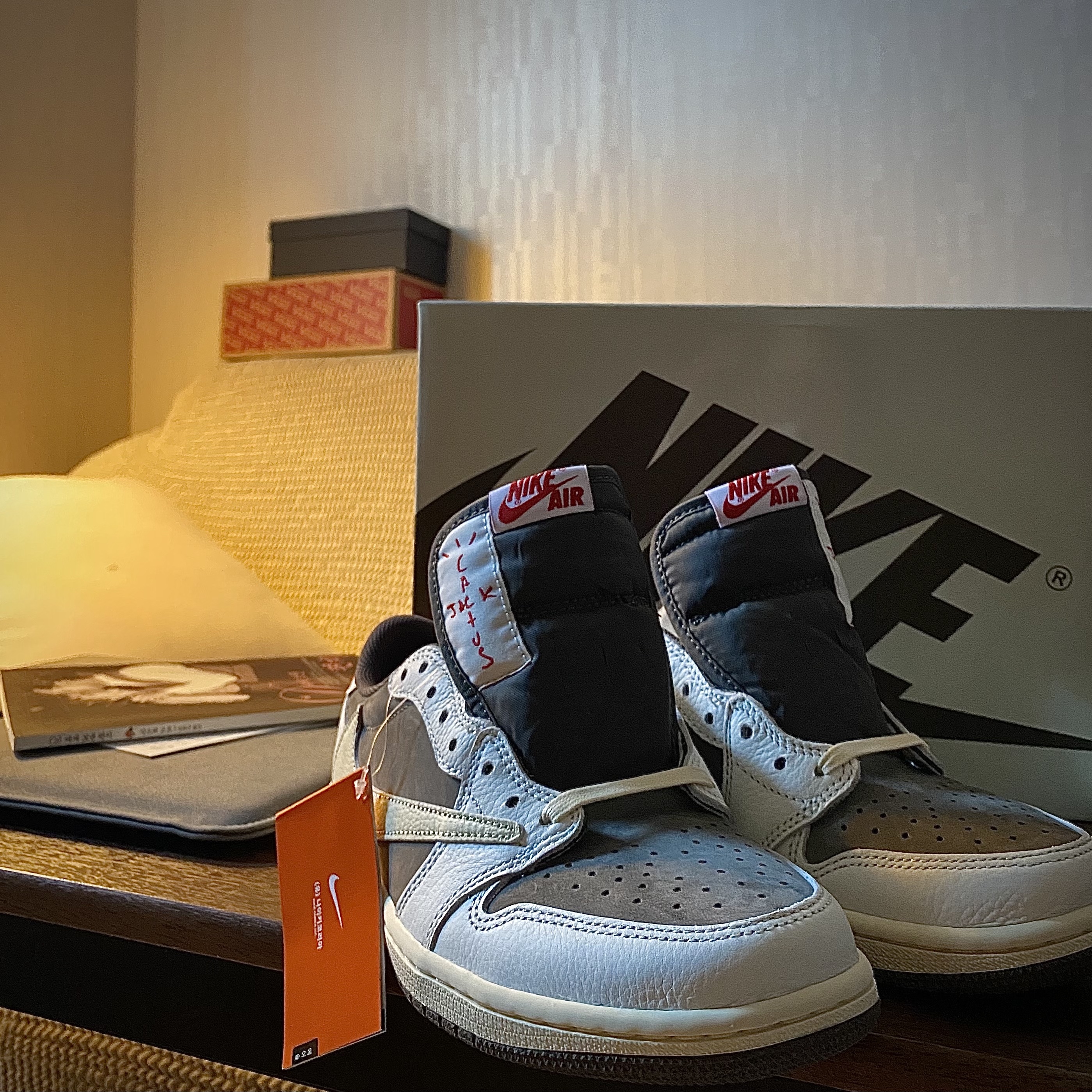 Jordan 1 x Travis Scott Retro Low OG SP Sail and Ridgerock 착용 스타일
