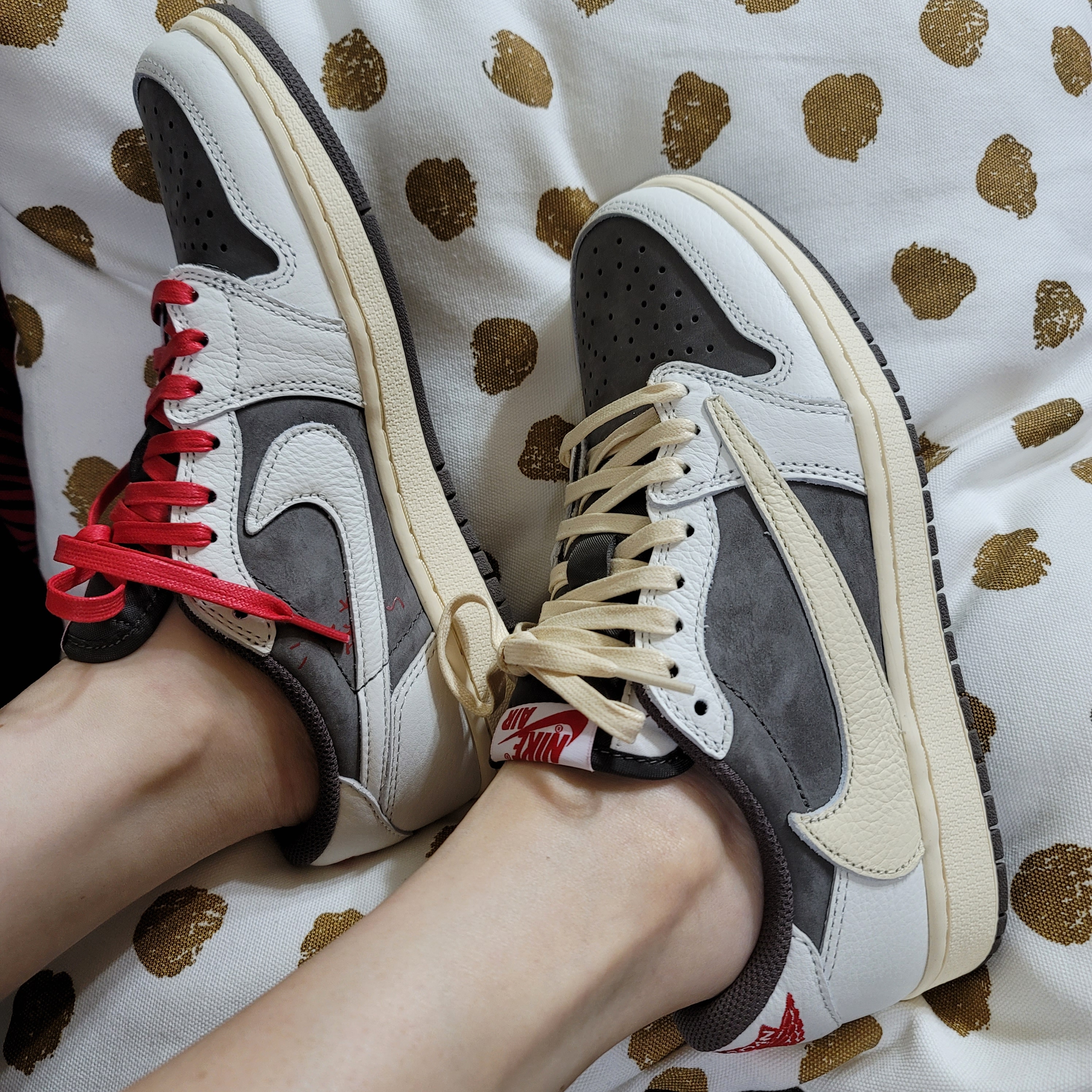Jordan 1 x Travis Scott Retro Low OG SP Sail and Ridgerock 착용 스타일 - 2