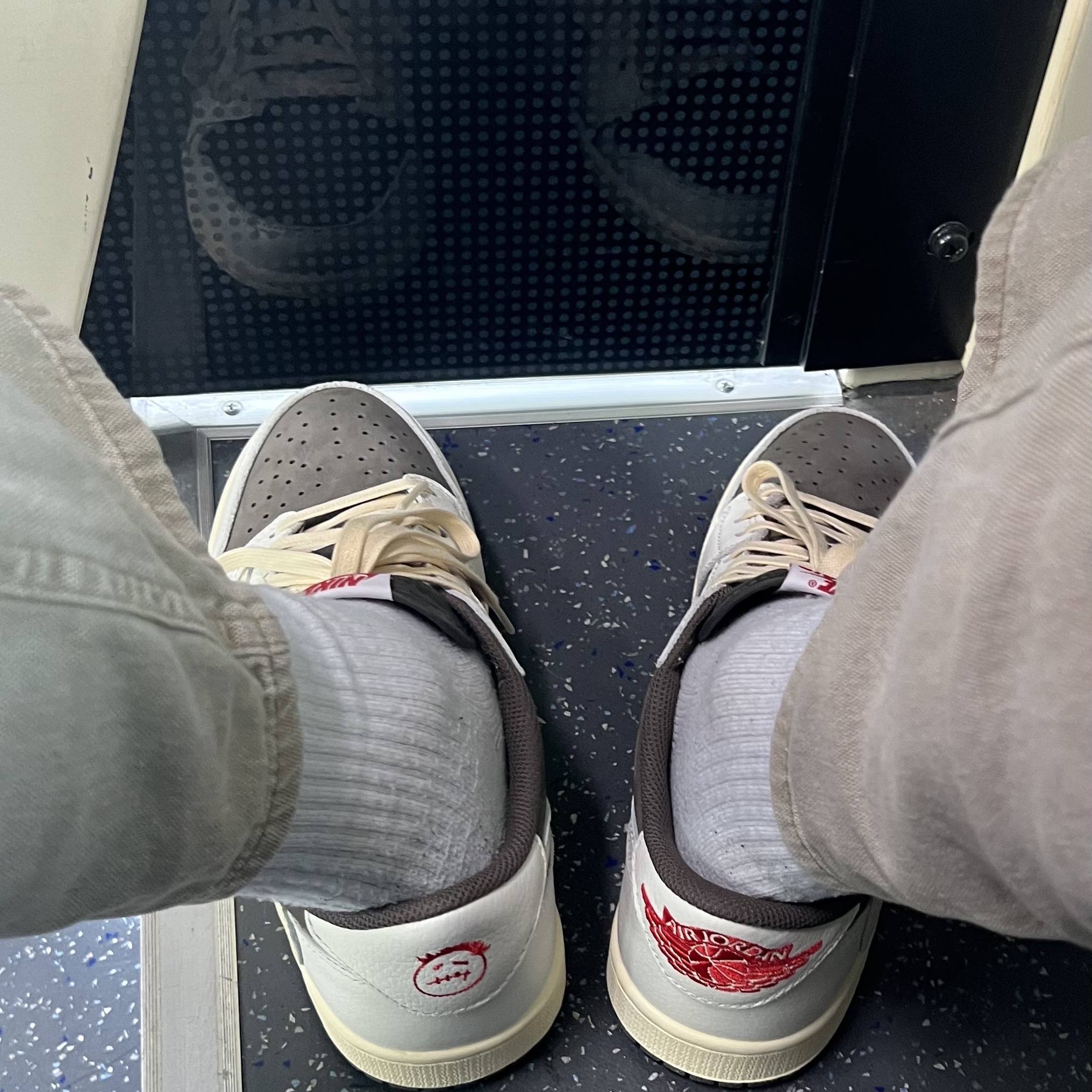 Jordan 1 x Travis Scott Retro Low OG SP Sail and Ridgerock 착용 스타일 - 1
