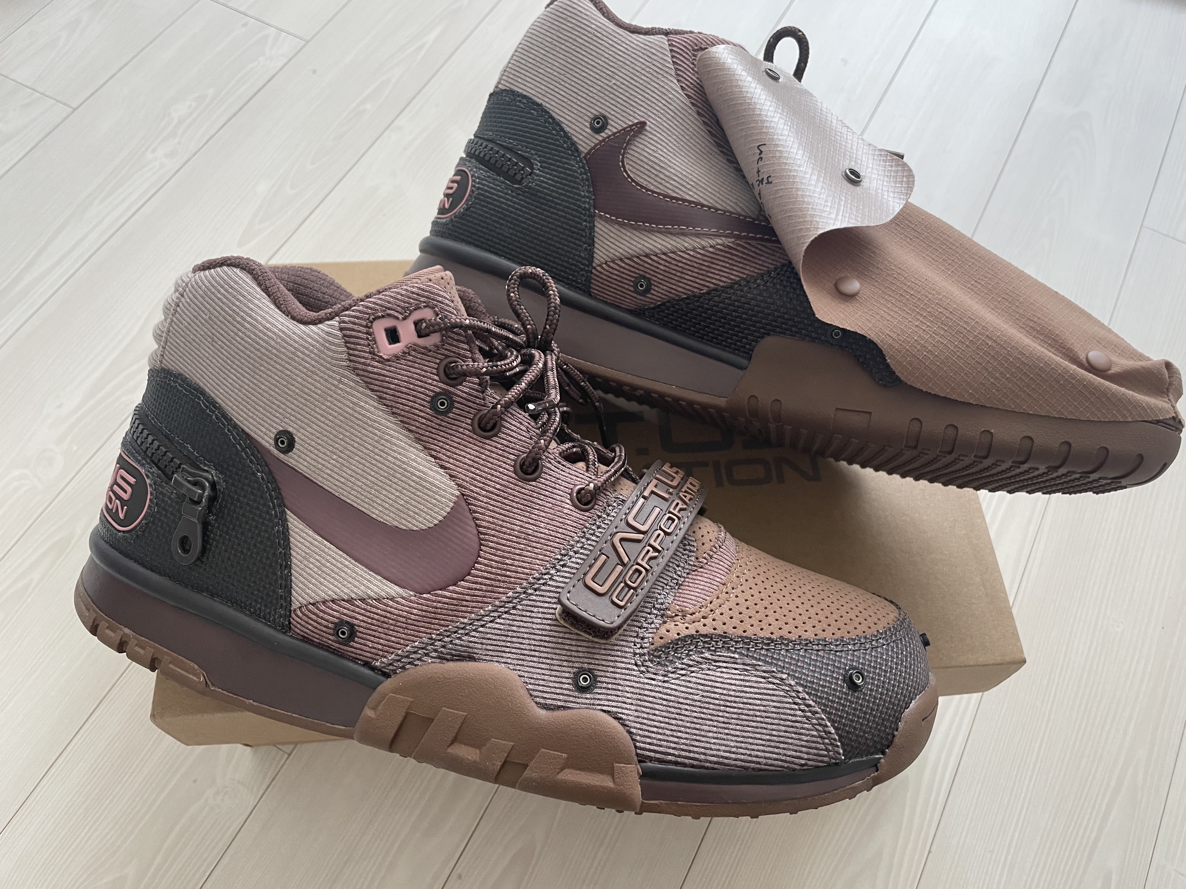Nike x Travis Scott Air Trainer 1 Archaeo Brown and Rust Pink 착용 스타일 - 2