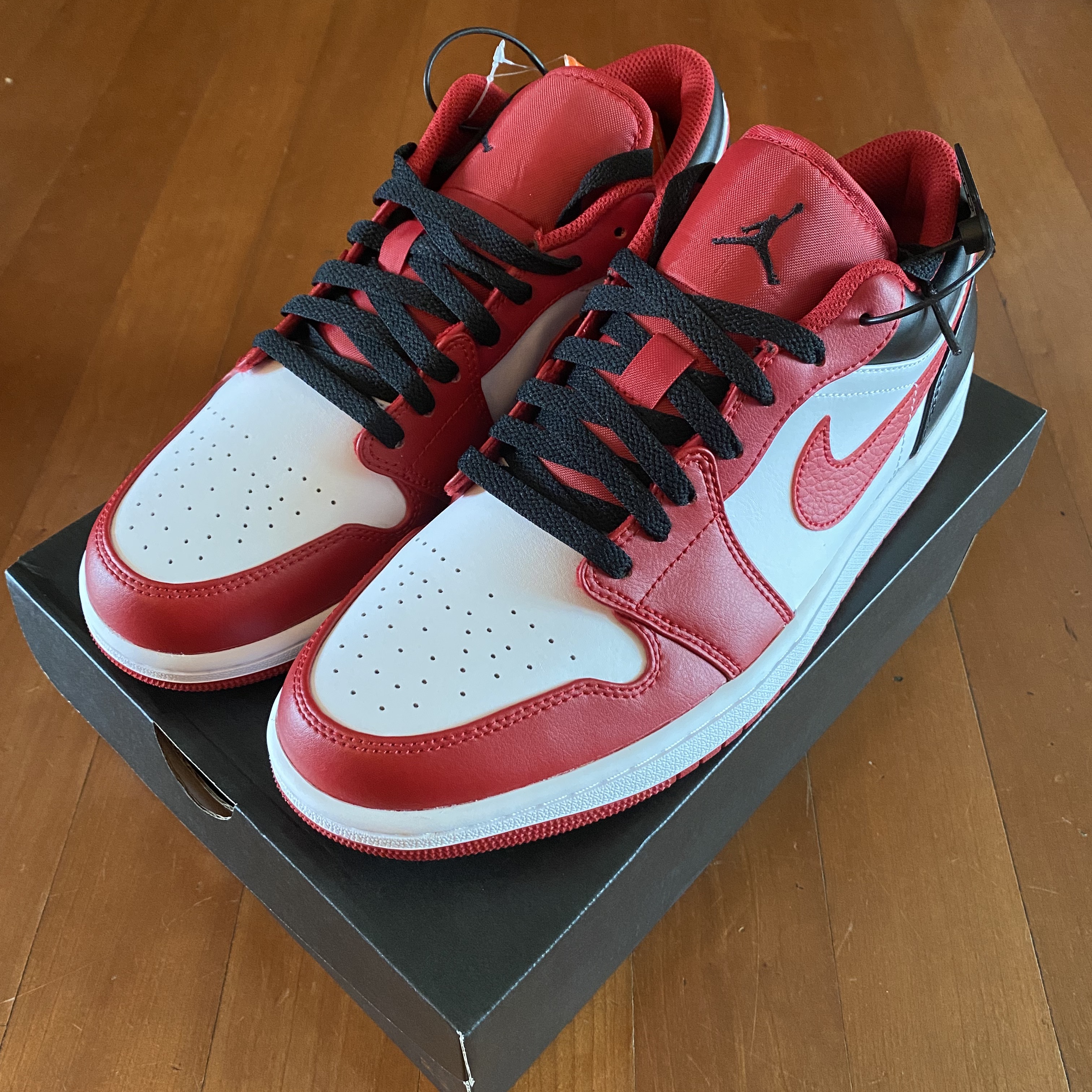 Jordan 1 Low White Gym Red Black 착용 스타일 - 2