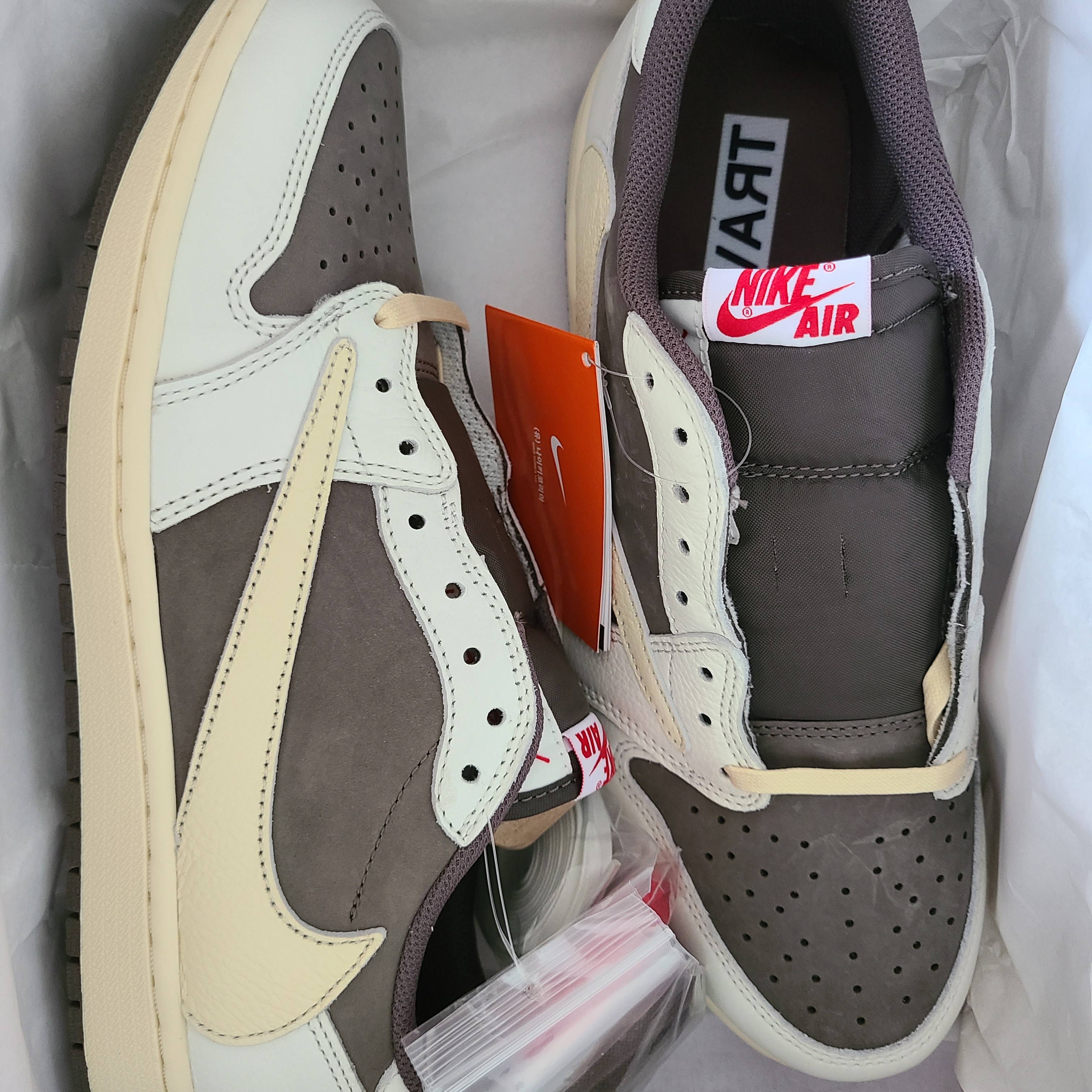 Jordan 1 x Travis Scott Retro Low OG SP Sail and Ridgerock 착용 스타일 - 2