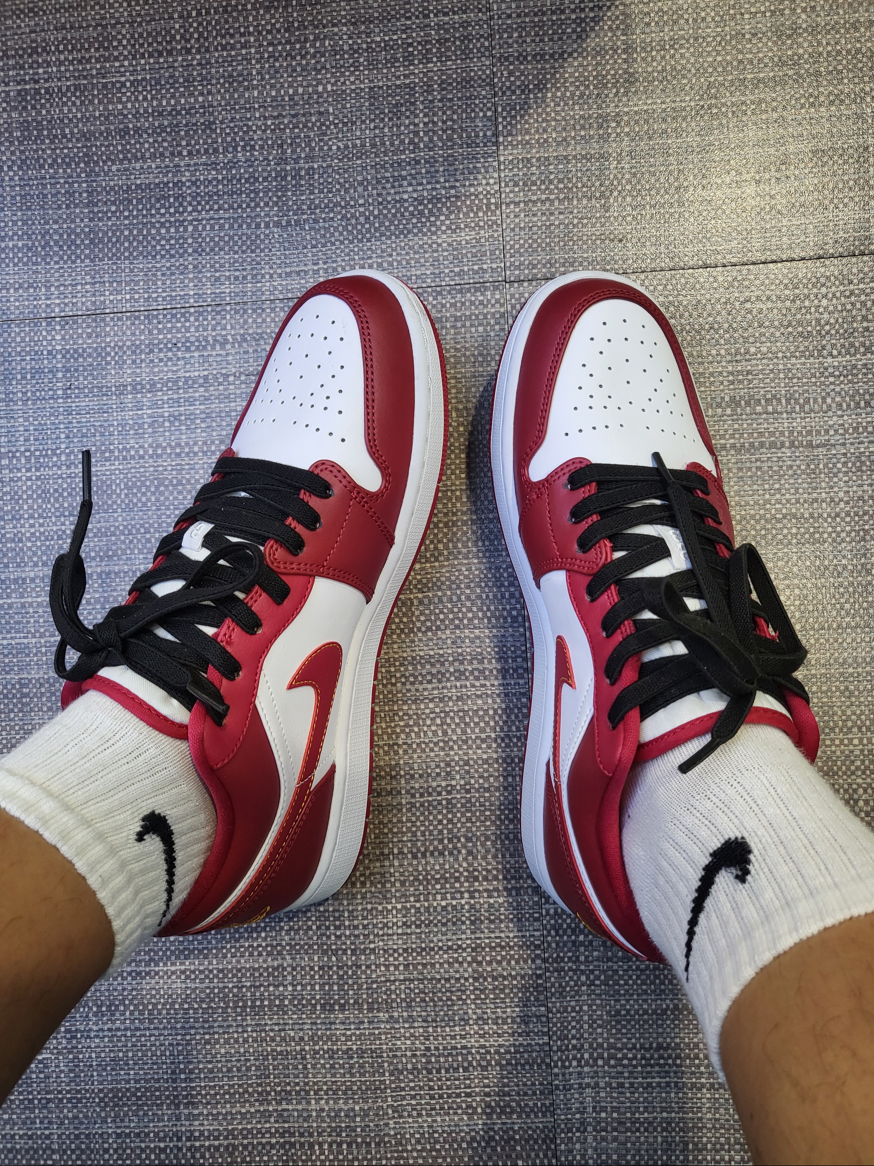 Jordan 1 Low Cardinal Red, Nike Dunk Low Retro Gym Red 착용 스타일 - 1