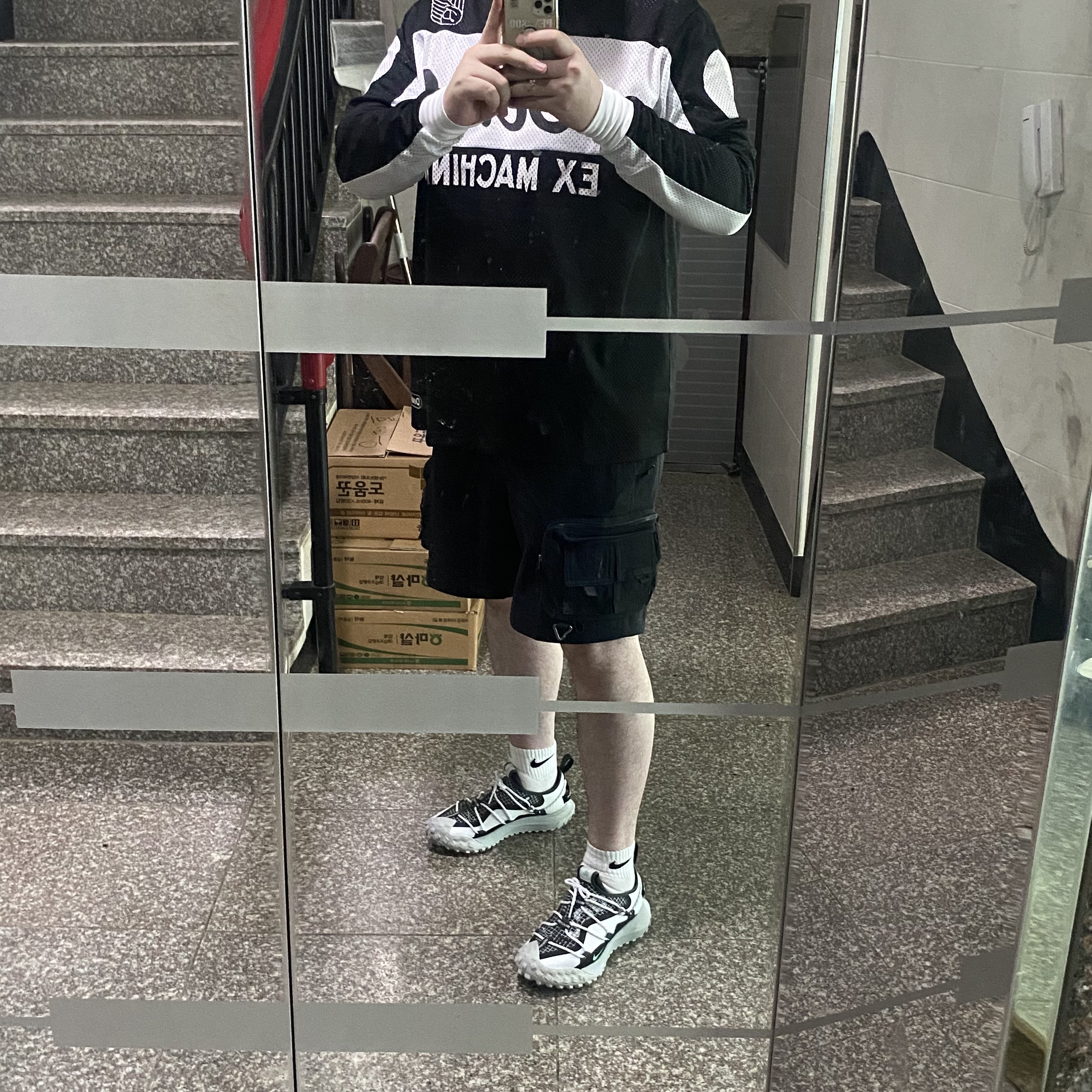 Nike ACG Mountain Fly Low SE White and Black, Nike ACG Cargo Shorts Black - US/EU 착용 스타일
