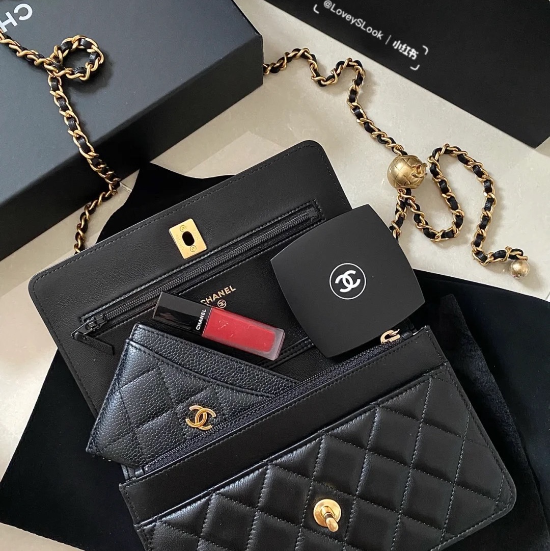 Chanel Wallet On Chain Lambskin & Gold Black 착용 스타일 - 1